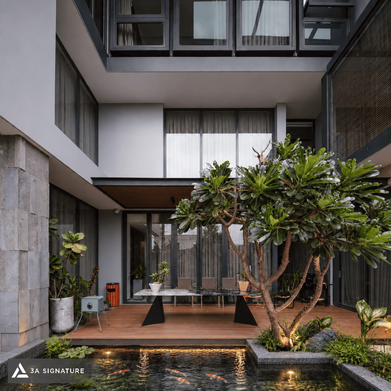 Sân trong Diamond Villa kết hợp hồ nước, sàn gỗ và cây xanh nhiệt đới, tạo khoảng đệm thư giãn giữa kiến trúc và thiên nhiên.