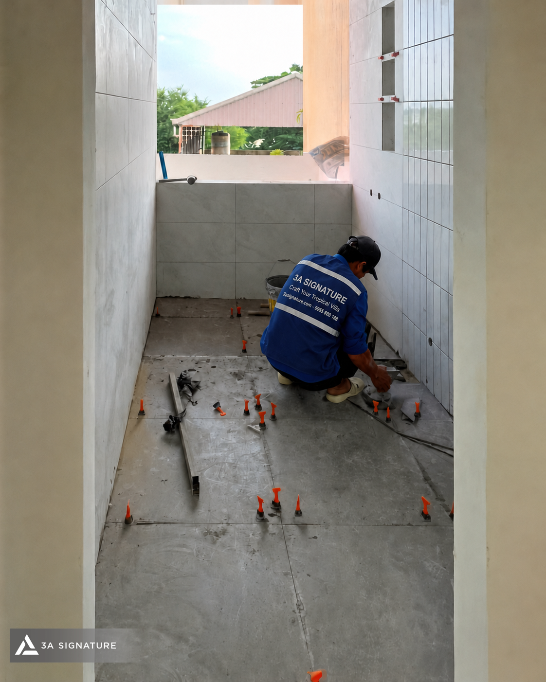 Công đoạn ốp lát gạch được kiểm soát cao độ, độ dốc và hướng thoát nước, đảm bảo nền phẳng, mạch ron đều, hạn chế chênh mép giữa các viên gạch khi hoàn thiện.