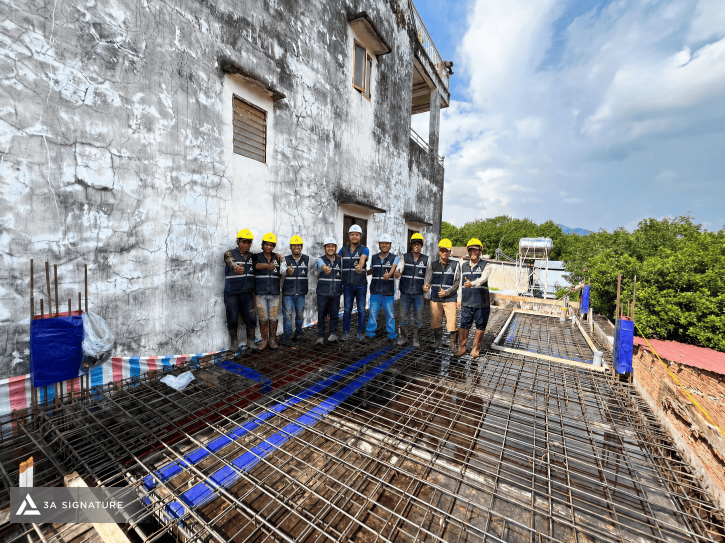 Công tác bê tông dầm sàn cần được kiểm soát từ cốt thép, cao độ đến cổ ống kỹ thuật, giúp kết cấu biệt thự ổn định và hạn chế lỗi hoàn thiện sau này.
