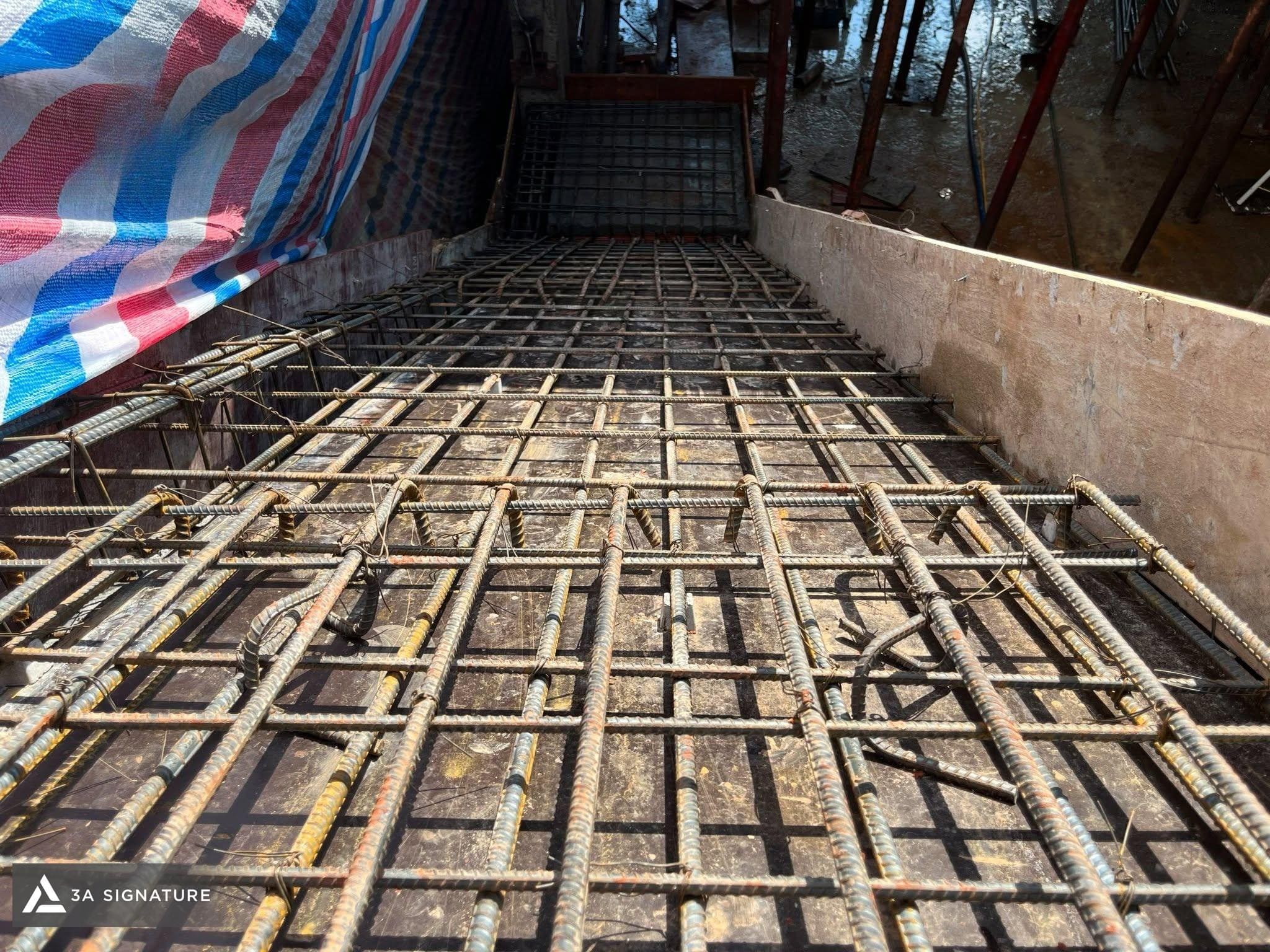 Kiểm tra cốt thép dầm sàn trước khi đổ giúp kiểm soát đường kính, khoảng cách, thép tăng cường, con kê và lớp bê tông bảo vệ đúng kỹ thuật thi công biệt thự.