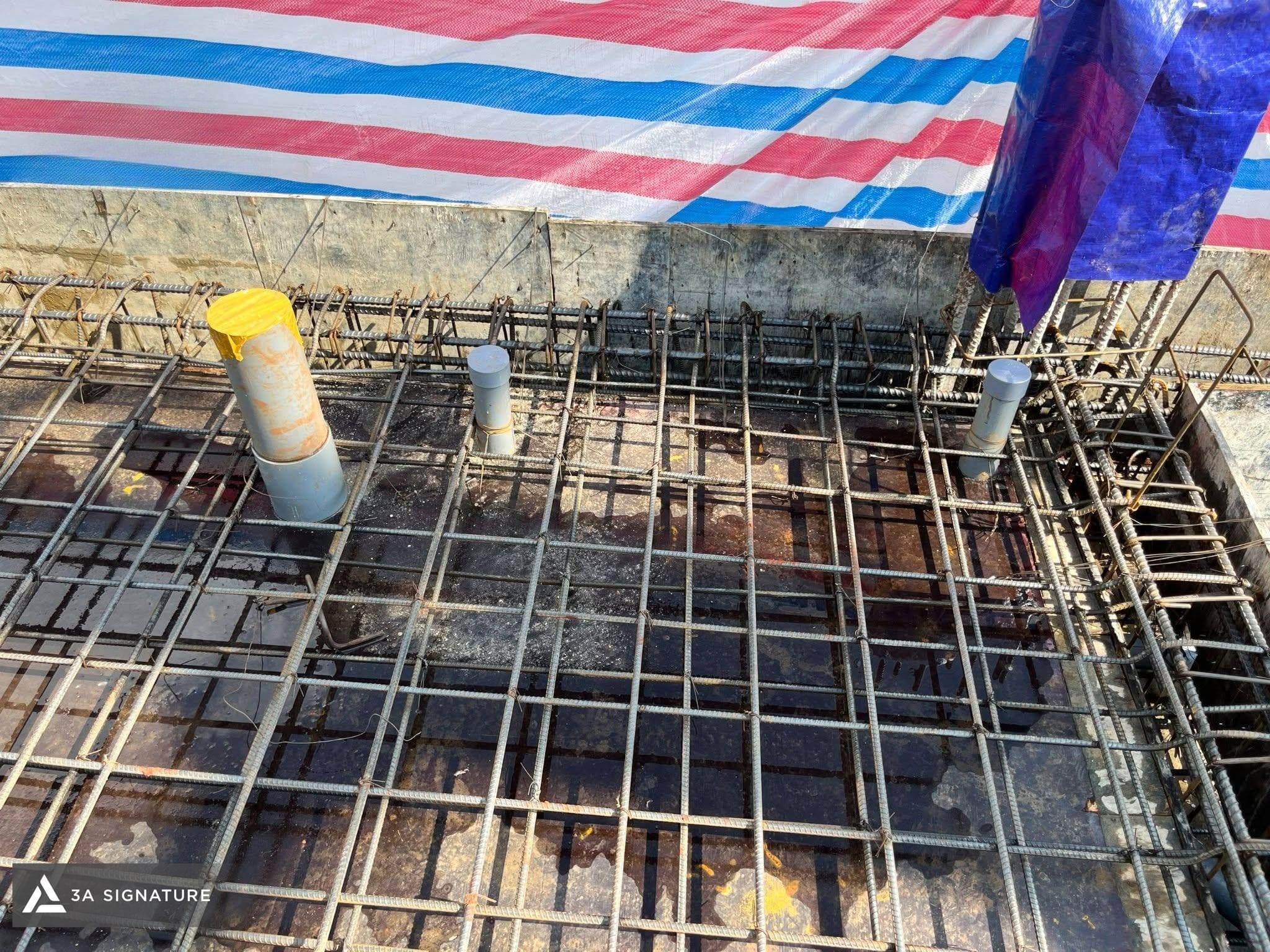 Công tác bê tông dầm sàn cần rà soát cổ ống, lỗ mở, hộp kỹ thuật và thép chờ trước khi đổ để đảm bảo đúng MEP, chống thấm và hoàn thiện sau này.