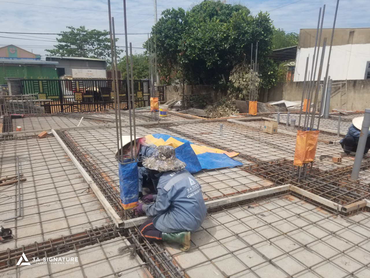 Xây Nhà Phần Thô - Nền Móng Của Mọi Giá Trị Kiến Trúc Bền Vững Công nhân 3A Signature thi công cốt thép móng nhà – bước nền trong xây nhà phần thô, tính toán chính xác tải trọng để đảm bảo độ bền và an toàn công trình.