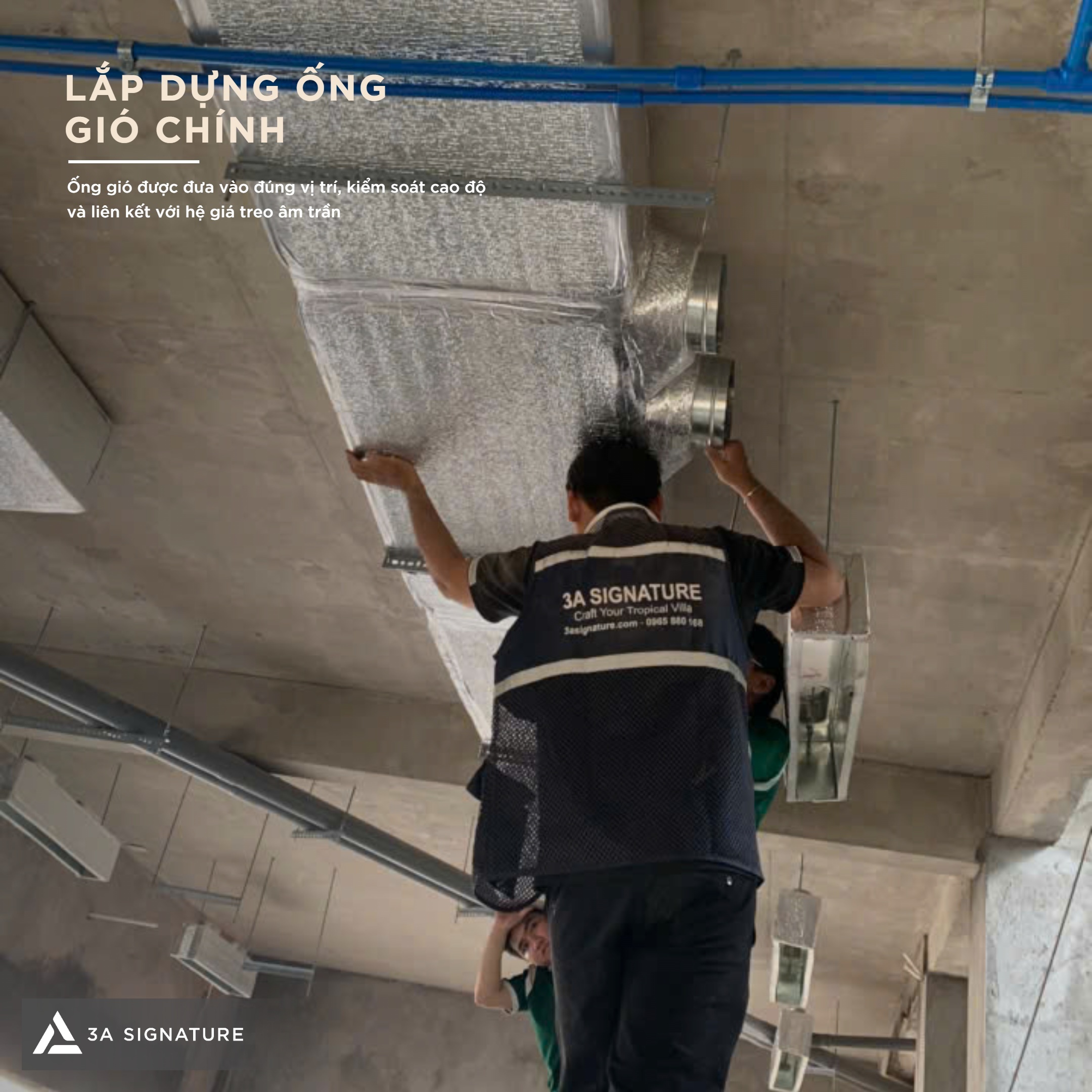 Hình ảnh lắp dựng ống gió chính tại công trình, thể hiện công tác kiểm tra cao độ, vị trí treo đỡ và liên kết hệ thống.