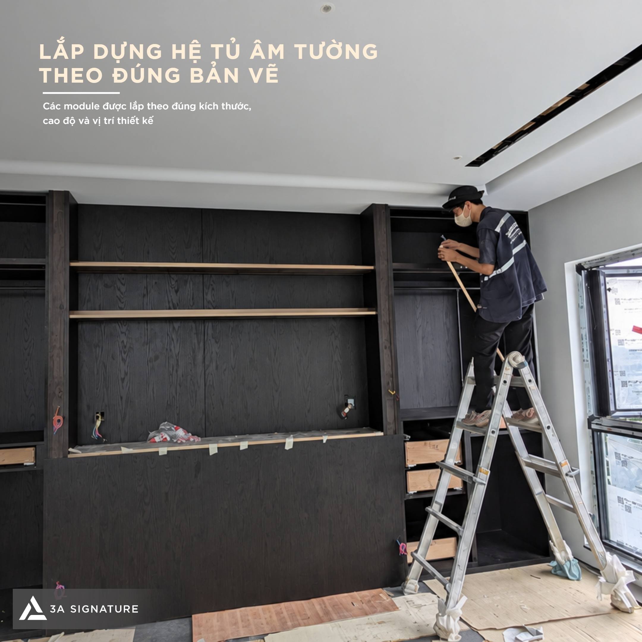 Hình ảnh lắp đặt nội thất Legacy Penthouse, thể hiện công tác dựng hệ tủ âm tường và kiểm tra module theo bản vẽ.