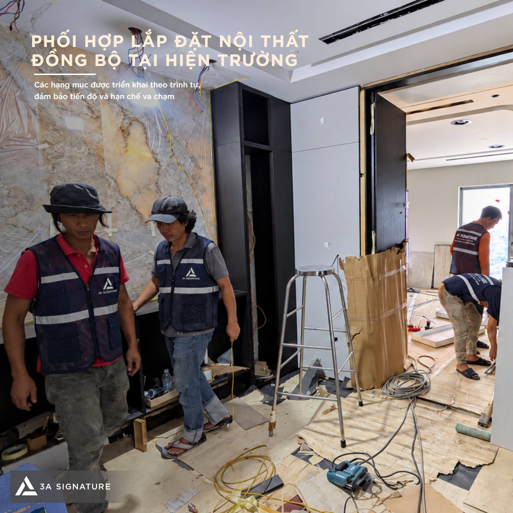 Hình ảnh lắp đặt nội thất Legacy Penthouse tại hiện trường, thể hiện sự phối hợp giữa các đội thi công nội thất và hoàn thiện.