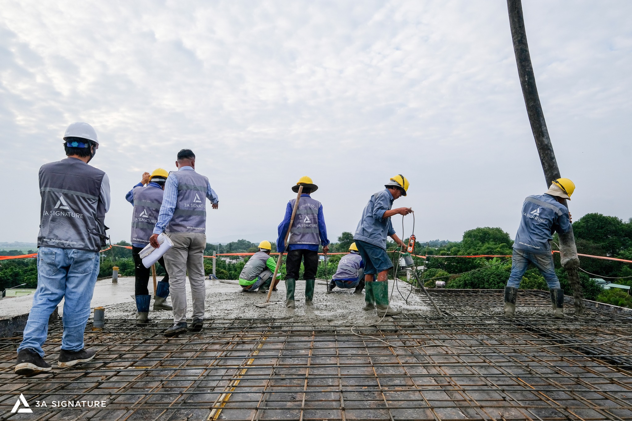 Xây Nhà Phần Thô - Nền Móng Của Mọi Giá Trị Kiến Trúc Bền Vững Công nhân 3A Signature thực hiện đổ bê tông cột, dầm, sàn theo quy trình kỹ thuật nghiêm ngặt, tạo nên bộ khung bền vững cho ngôi nhà trong giai đoạn phần thô.