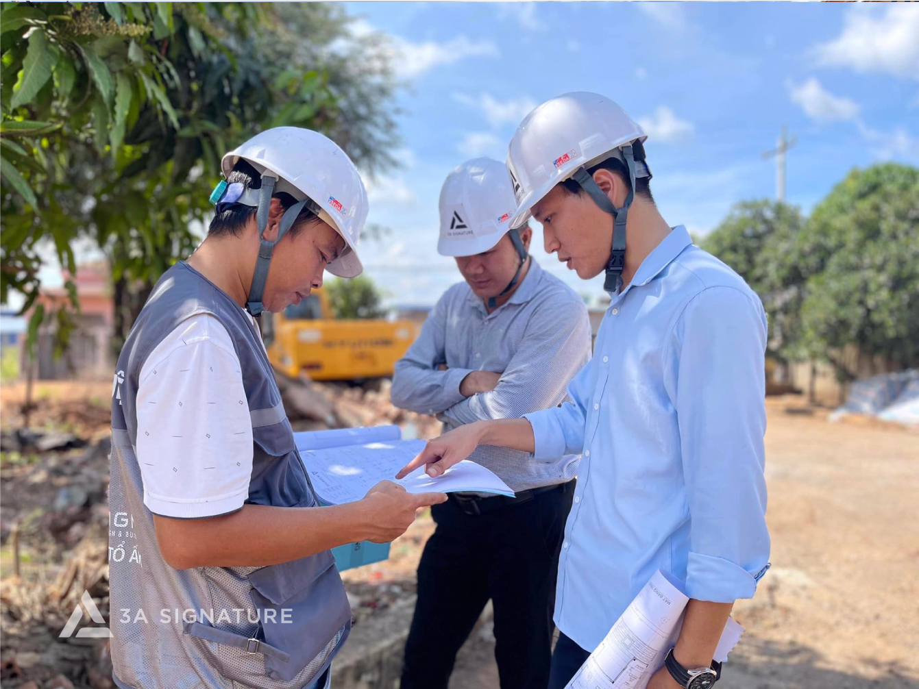 Chia Sẻ Kinh Nghiệm Thi Công Biệt Thự Hiện Đại Cho Gia Chủ Lần Đầu Xây Nhà Ba kỹ sư đội mũ bảo hộ đang kiểm tra và trao đổi bản vẽ tại công trường thi công biệt thự, đảm bảo tiến độ và xử lý các vấn đề kỹ thuật.