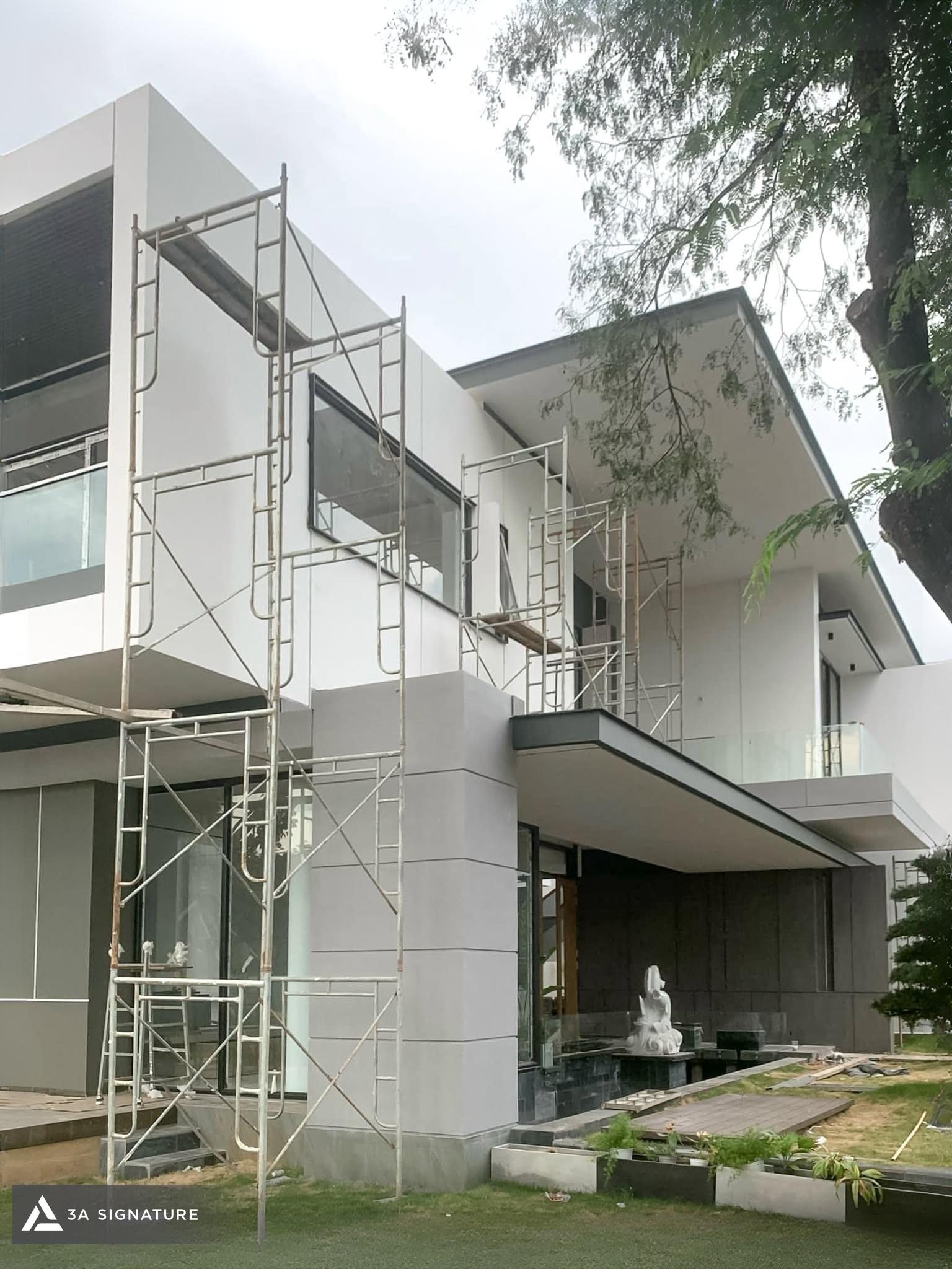 Hoàn thiện biệt thự Modern Tropical cần kiểm soát kỹ bề mặt tường ngoại thất, lớp bả, sơn lót và sơn phủ để đảm bảo độ bền công trình.