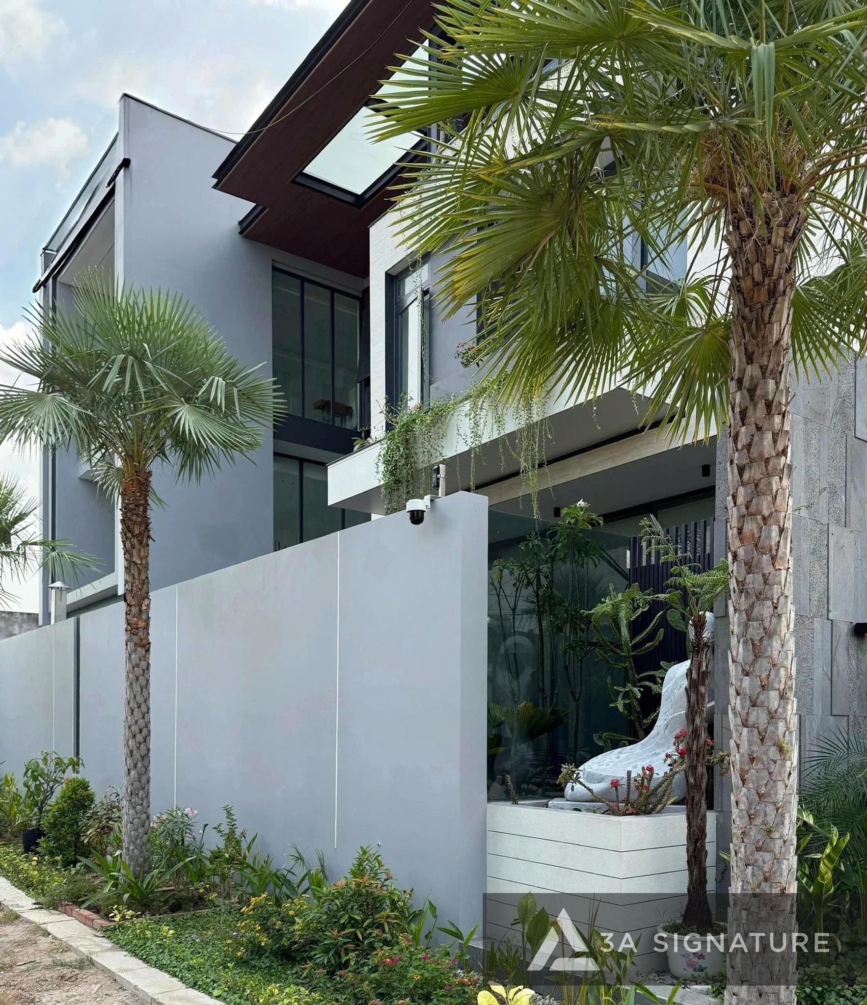 Thi công Diamond Villa Tây Ninh với hệ cảnh quan xanh, cây nhiệt đới và dây leo, mang bản sắc Tropical Modern hòa hợp cùng thiên nhiên.