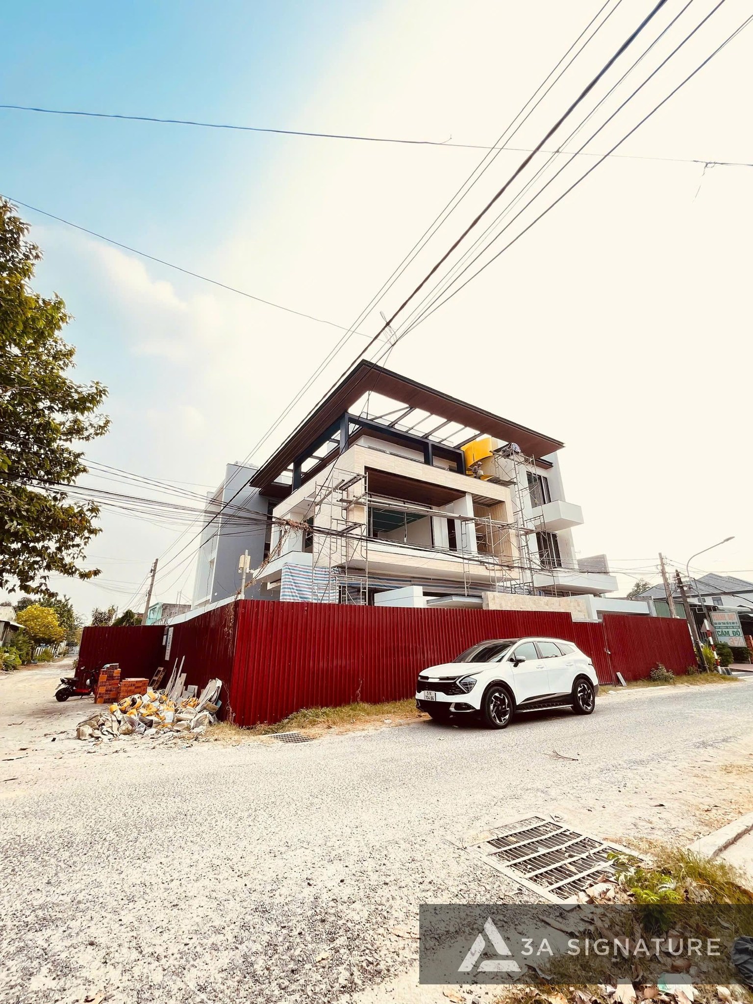 Thi công Diamond Villa Tây Ninh với hệ mái kính, khung thép và lam gỗ, thể hiện cấu trúc hiện đại, tinh tế và phù hợp với kiến trúc Tropical Modern.