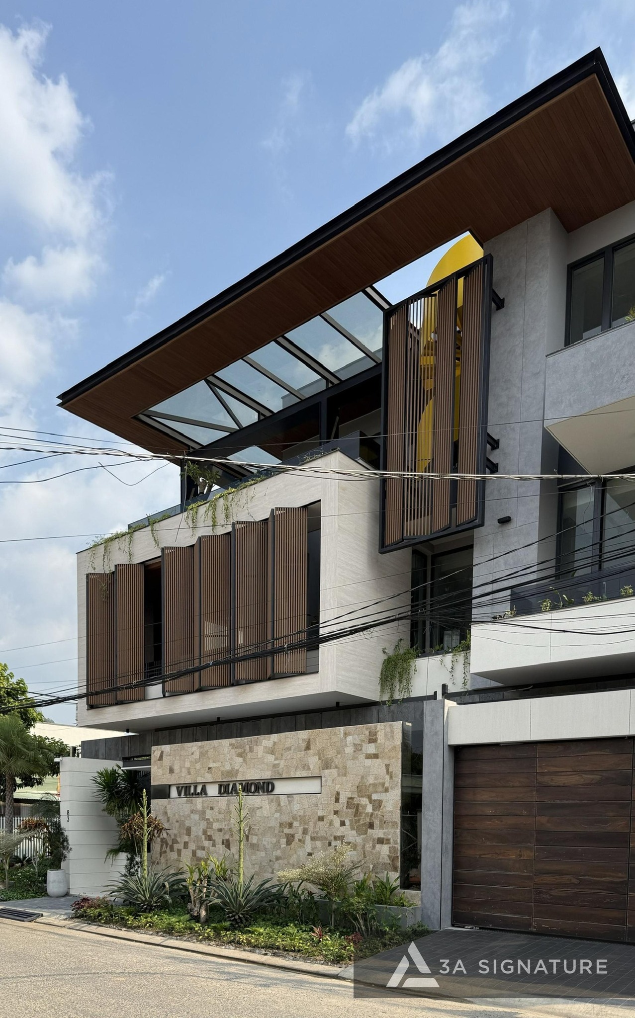 Thi công Diamond Villa Tây Ninh với hệ lam gỗ và vật liệu tự nhiên, mang đến hiệu ứng ánh sáng tinh tế, phản ánh tinh thần Tropical Modern của 3A Signature.