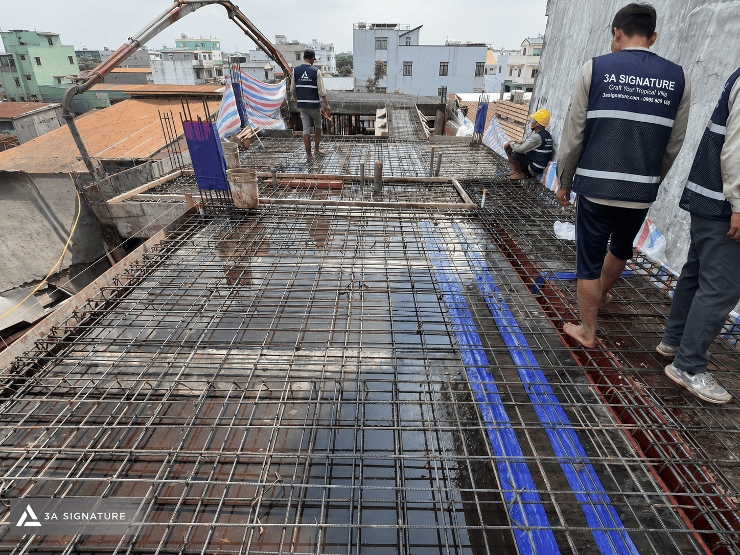 Công tác bê tông dầm sàn được kiểm tra cốp pha, hệ chống và cao độ trước khi bơm bê tông, đảm bảo sàn ổn định, đúng thiết kế và thuận lợi khi hoàn thiện.