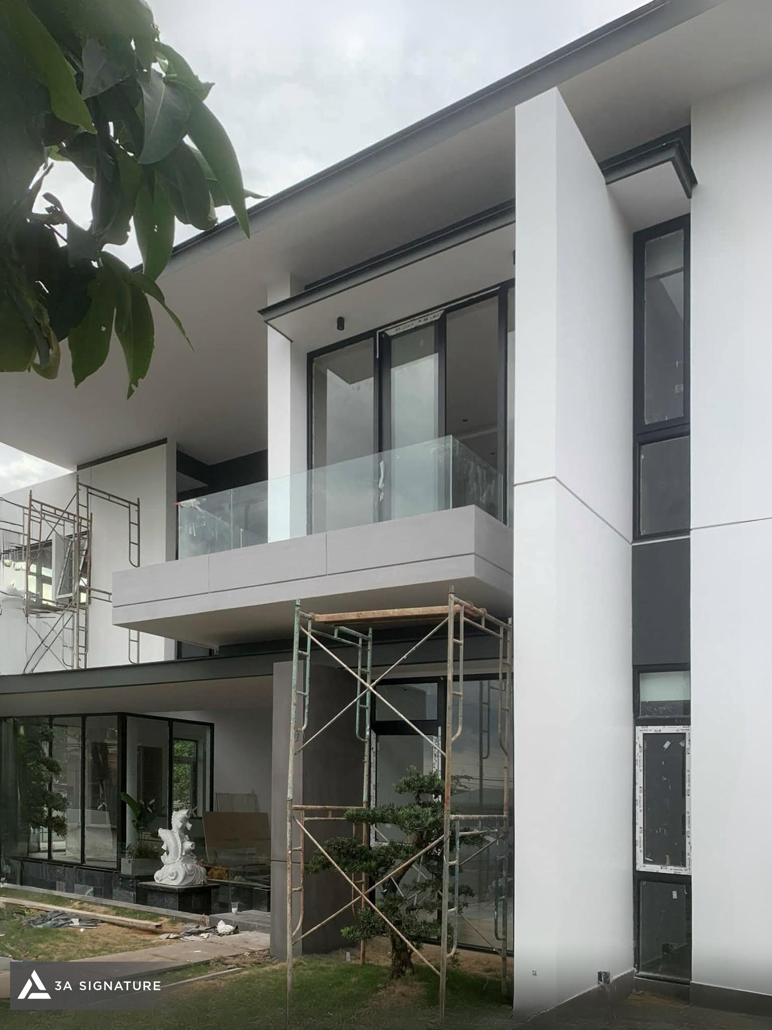 Hoàn thiện biệt thự Modern Tropical cần giám sát từng bước từ vách kính, ban công, bề mặt tường đến cảnh quan để đảm bảo chất lượng.