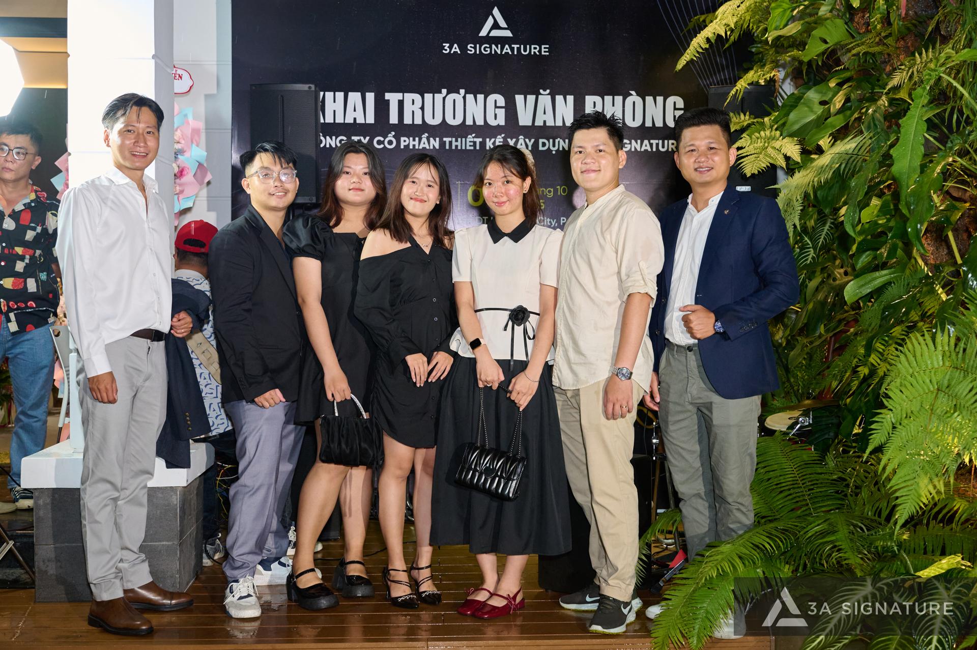 Ban lãnh đạo và đội ngũ nhân sự 3A Signature chụp ảnh lưu niệm trong sự kiện khai trương văn phòng mới – thể hiện tinh thần đoàn kết, khởi đầu cho hành trình phát triển và sáng tạo bền vững