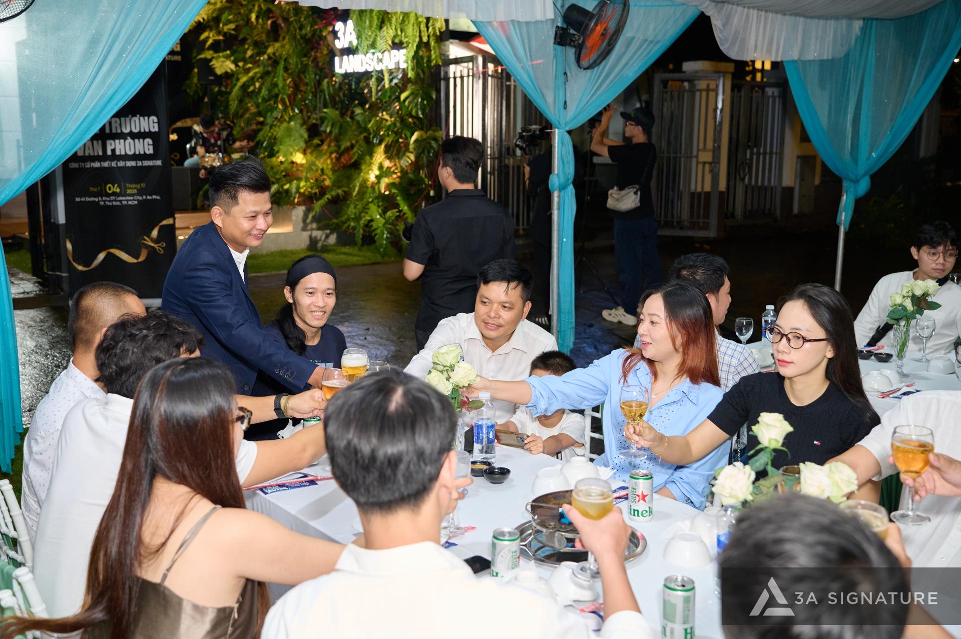 Không khí thân mật trong buổi tiệc khai trương văn phòng mới 3A Signature – khách mời và đối tác cùng nâng ly chúc mừng, thể hiện sự gắn kết và tri ân trong ngày đặc biệt của thương hiệu.