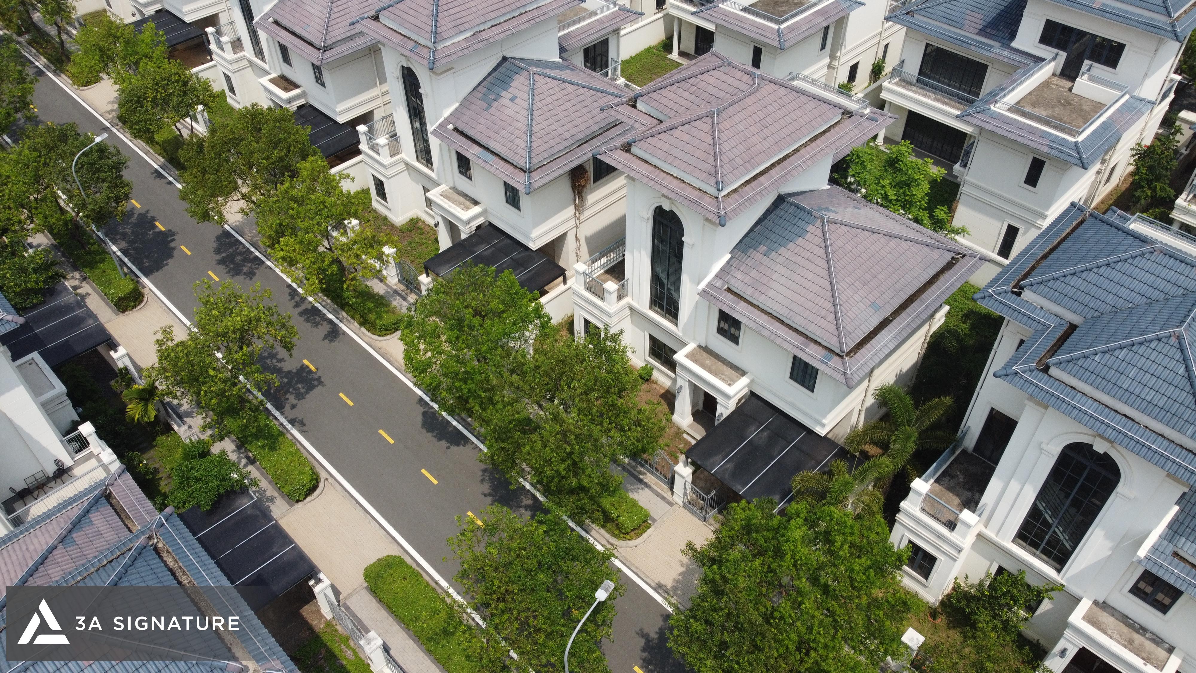 Hiện trạng khu đất Lumina Retreat Villa với khoảng sân trước, sân sau và các khoảng trống xung quanh tạo điều kiện tối ưu hướng nhìn, thông gió chéo và ánh sáng tự nhiên, góp phần hình thành không gian sống nghỉ dưỡng theo tinh thần Modern Tropical.