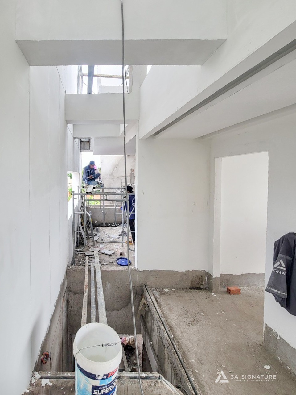 Cập Nhật Thi Công H-Villa – Giai Đoạn Ốp Lát Gạch Sàn Thi công xử lý nền sàn tại H-Villa với công tác làm sạch và kiểm tra độ dốc kỹ thuật, chuẩn bị cho giai đoạn hoàn thiện tiếp theo.