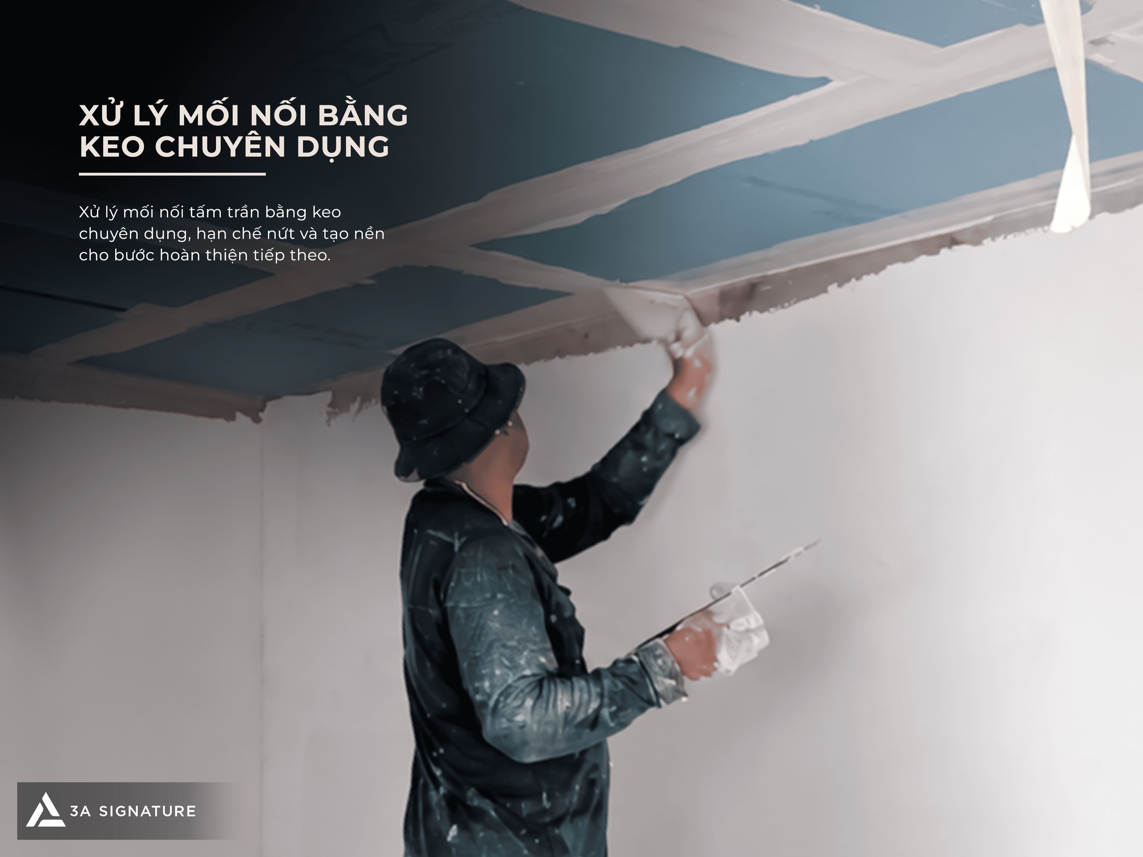Hình ảnh xử lý keo mối nối trần thạch cao, thể hiện thao tác thi công tại khu vực tiếp giáp giữa các tấm trần.