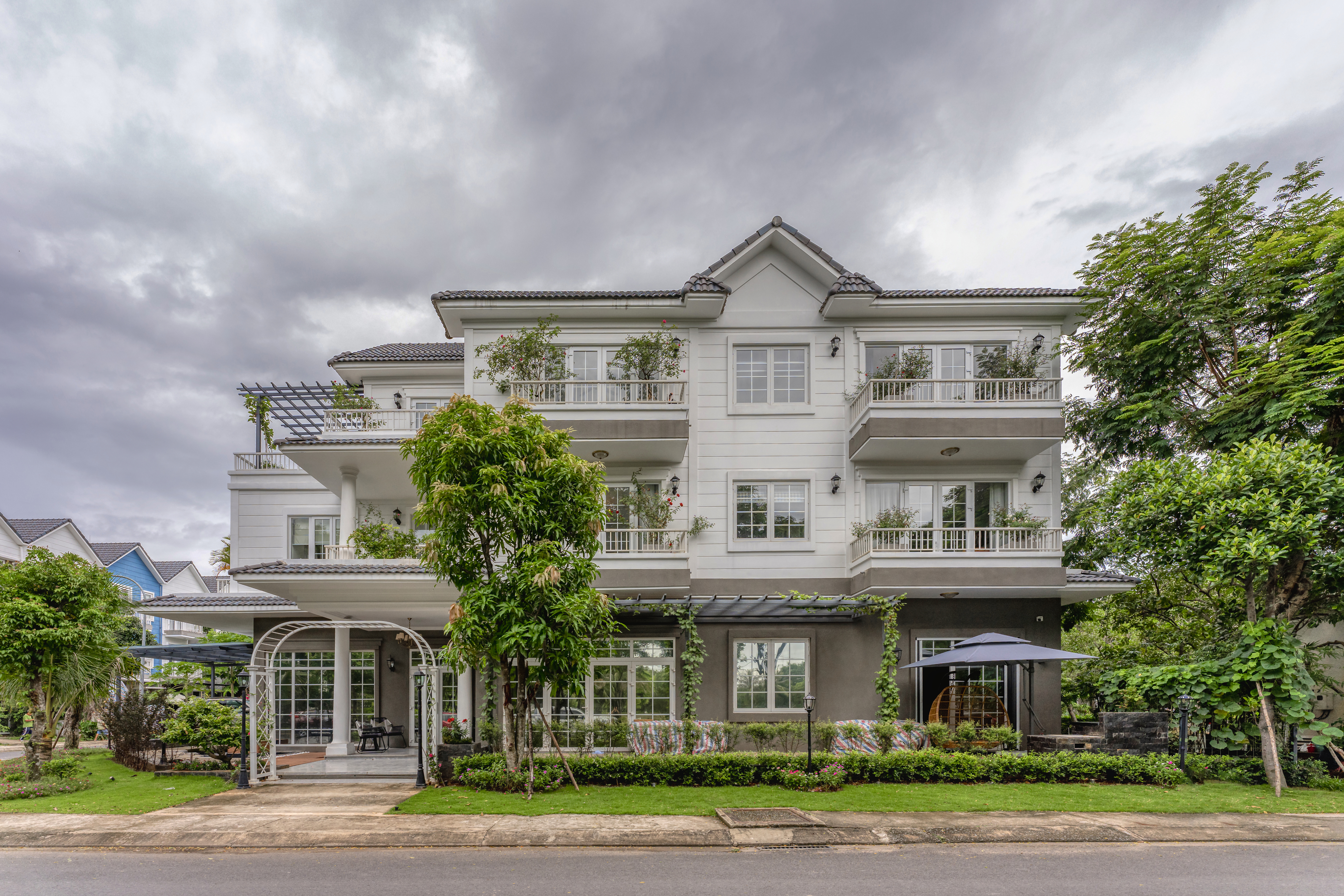 Thi cong hoan thien noi that biet thu hien dai toi gian Park Riverside 79 1