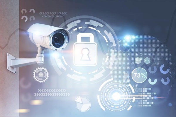 Camera giám sát kết hợp công nghệ số hóa, đại diện cho hệ thống an ninh biệt thự thông minh trong biệt thự phong cách Tropical Modern.

