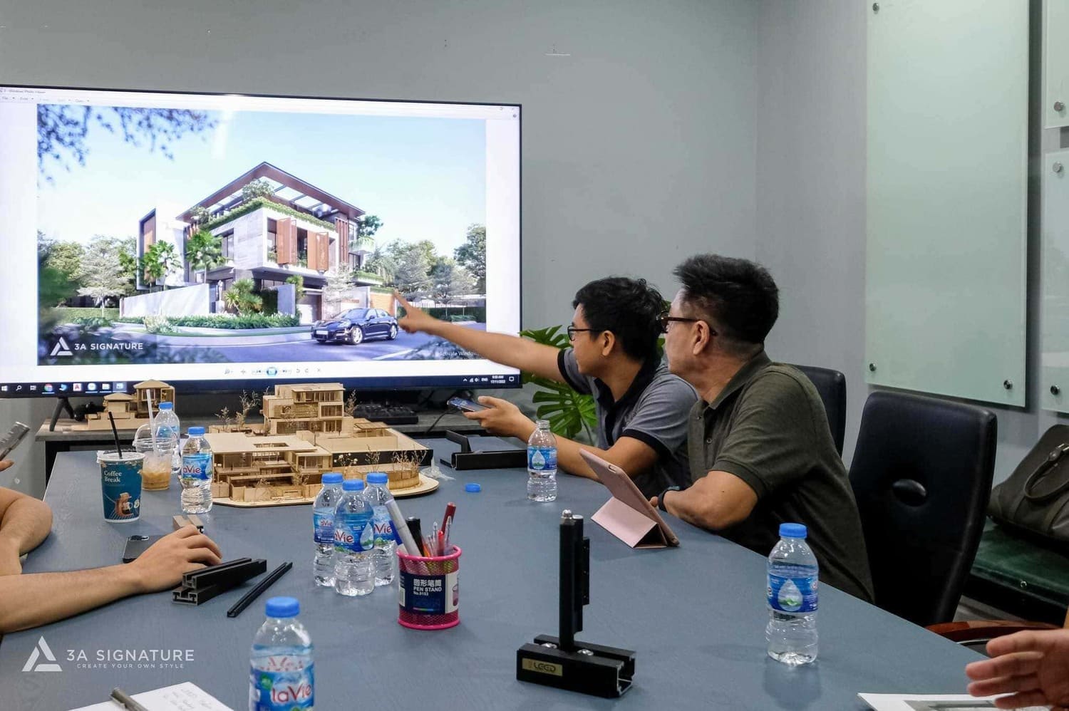Đội ngũ kiến trúc sư 3A Signature cùng khách hàng thảo luận thiết kế biệt thự, tìm ra chìa khóa vàng cho giải pháp sáng tạo và cá nhân hóa ngôi nhà mơ ước.
