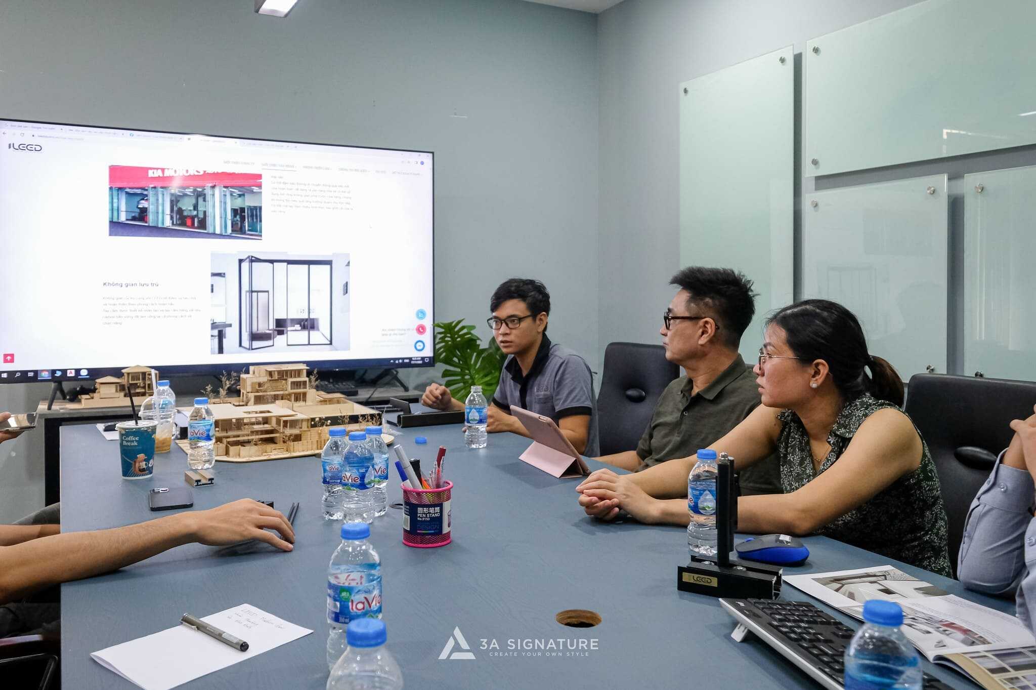 Buổi làm việc giữa 3A Signature và Leed Door trao đổi về giải pháp cửa nhôm Slim cho biệt thự cao cấp.