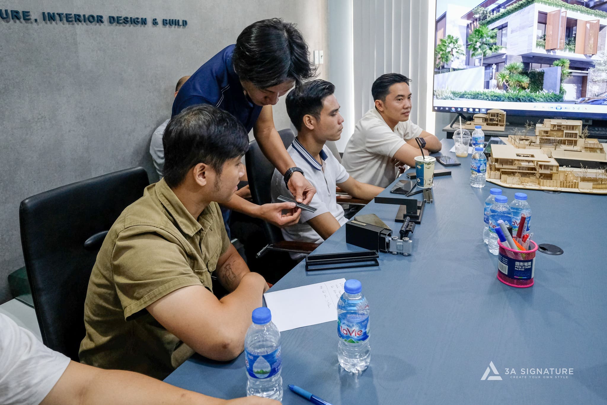 Quy trình thi công biệt thự trọn gói tại 3A Signature Kiến trúc sư 3A Signature trải nghiệm mẫu vật liệu mảnh cho biệt thự Tropical Modern trong buổi làm việc cùng Leed Door.