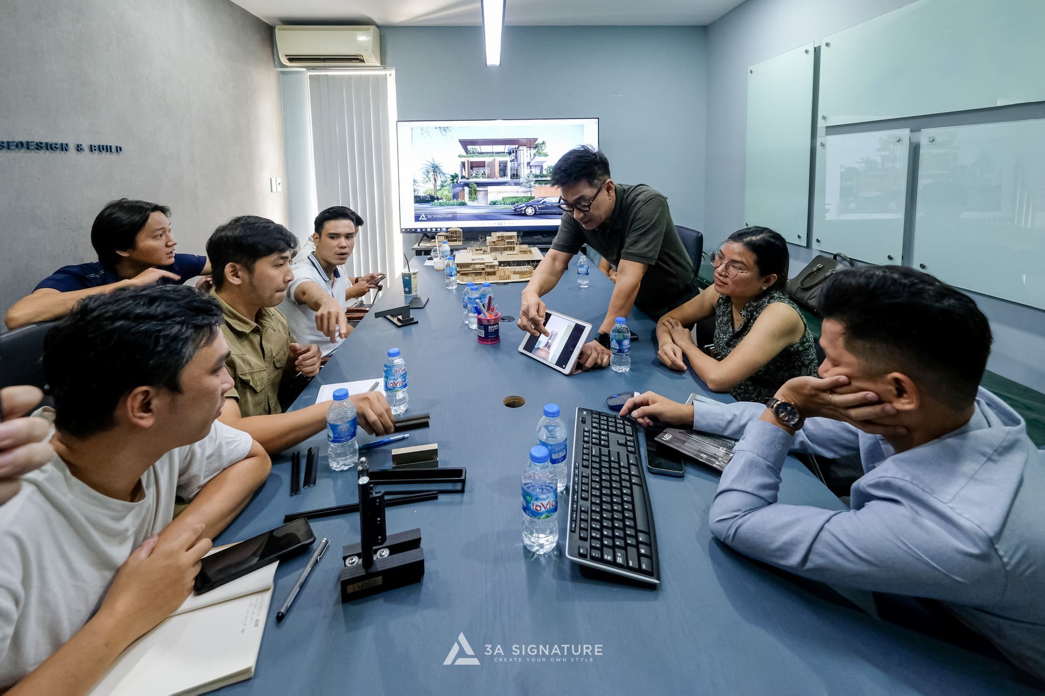 Xu Hướng Thiết Kế Thi Công Biệt Thự, Villa Trọn Gói – Đồng Bộ Hóa Không Gian Sống Tinh Tế Cho Tương Lai Đội ngũ thiết kế 3A Signature trải nghiệm sản phẩm mới tại văn phòng Leed Door, đánh giá vật liệu cho biệt thự Tropical Modern.