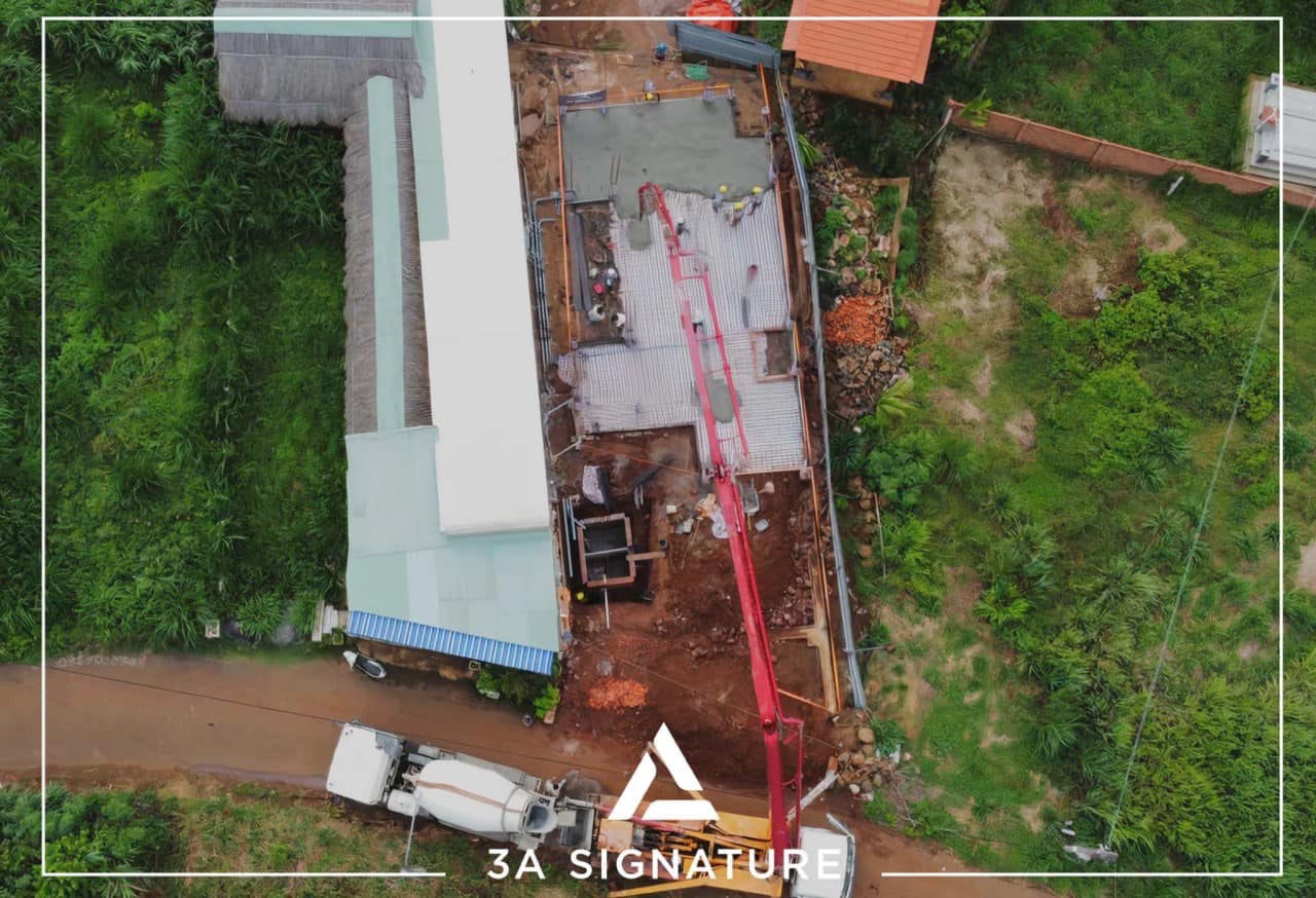 Công Tác Đổ Bê Tông Sàn Trệt H Villa – Nền Tảng Tropical Modern Flycam ghi lại công đoạn đổ bê tông sàn trệt tại công trình H Villa do 3A Signature thi công tại Bà Rịa – Vũng Tàu, đảm bảo đúng quy trình kỹ thuật.