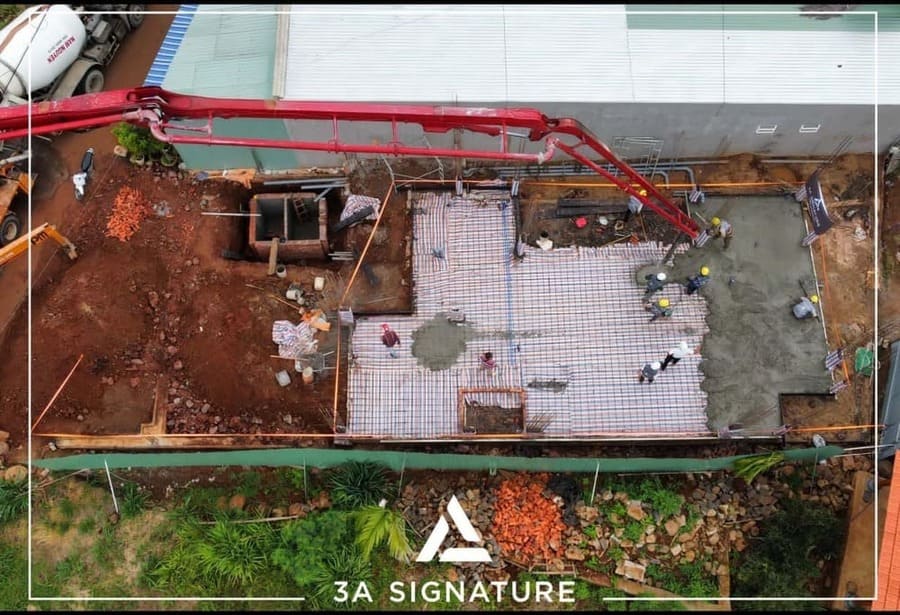 Dịch Vụ Thiết Kế Flycam ghi lại công đoạn đổ bê tông sàn trệt H Villa – Kỹ sư 3A Signature giám sát kỹ thuật và nghiệm thu cao độ mặt sàn.