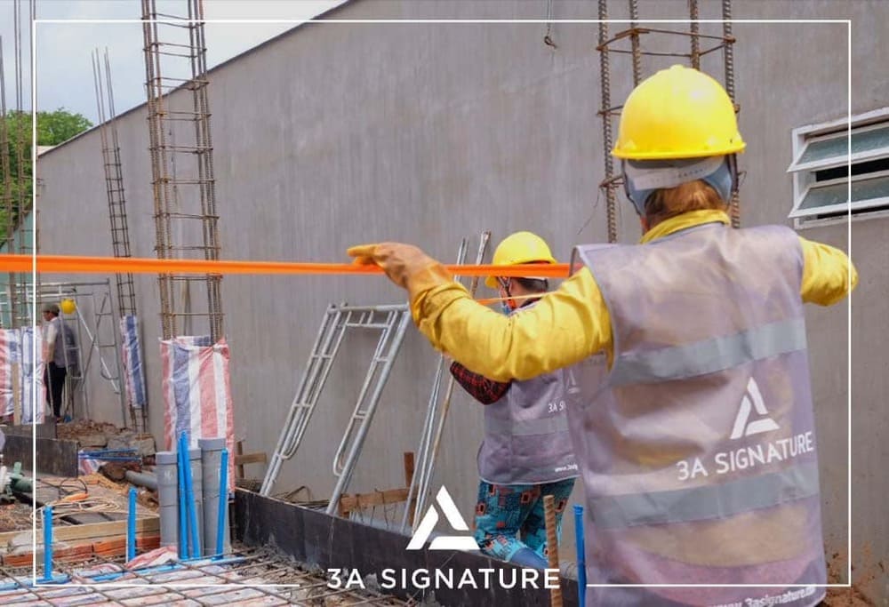 Công Tác Đổ Bê Tông Sàn Trệt H Villa – Nền Tảng Tropical Modern Kỹ sư và công nhân 3A Signature đo đạc chuẩn bị đổ bê tông sàn trệt tại H Villa – kiểm tra cao độ, ván khuôn và vị trí kết cấu chịu lực.