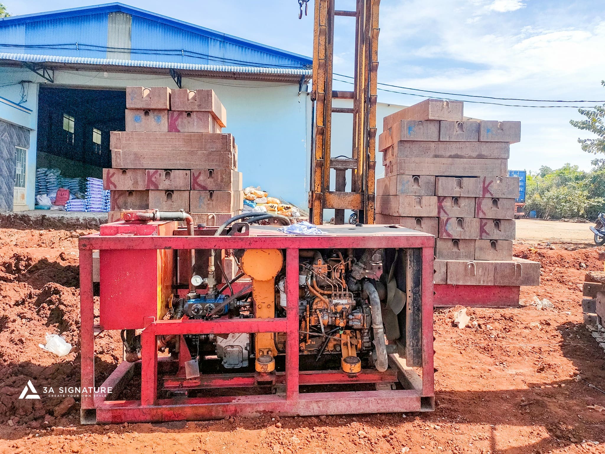 Thiết bị máy ép thủy lực và các khối đối trọng bê tông được bố trí tại công trường biệt thự Green Villa để chuẩn bị thi công ép cọc ly tâm, đảm bảo tải trọng và kỹ thuật đúng tiêu chuẩn.