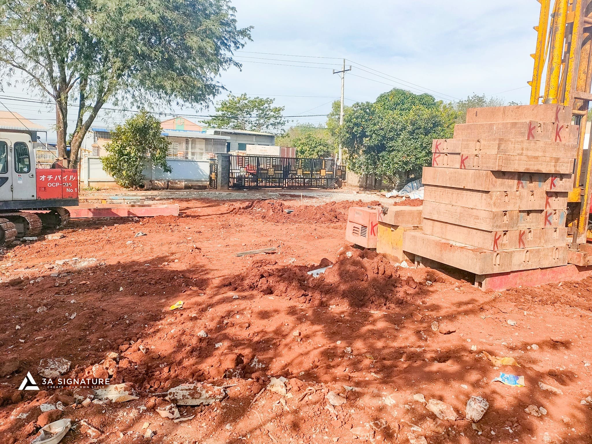 Giai Đoạn Ép Cọc Ly Tâm - Cập Nhật Thi Công Green Villa Máy ép cọc và khối đối trọng được tập kết tại công trường Green Villa để chuẩn bị thi công ép cọc ly tâm, trên nền đất đỏ đã được san phẳng và khảo sát địa chất.