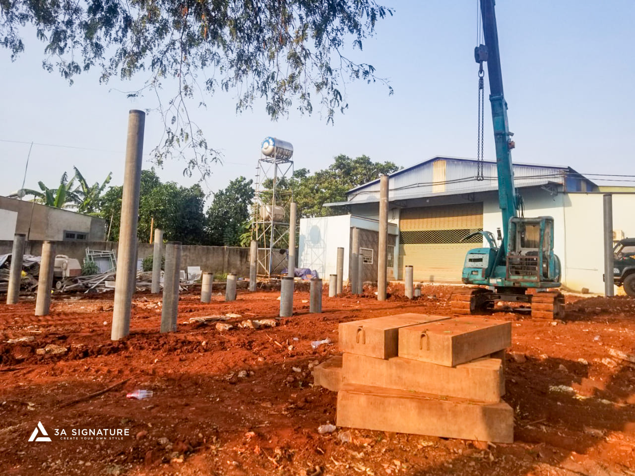 Giai Đoạn Ép Cọc Ly Tâm - Cập Nhật Thi Công Green Villa Công nhân và máy ép cọc đang tiến hành ép thử cọc ly tâm tại công trường biệt thự Green Villa; cọc đã được bố trí theo tim móng, sẵn sàng bước vào giai đoạn ép đại trà.