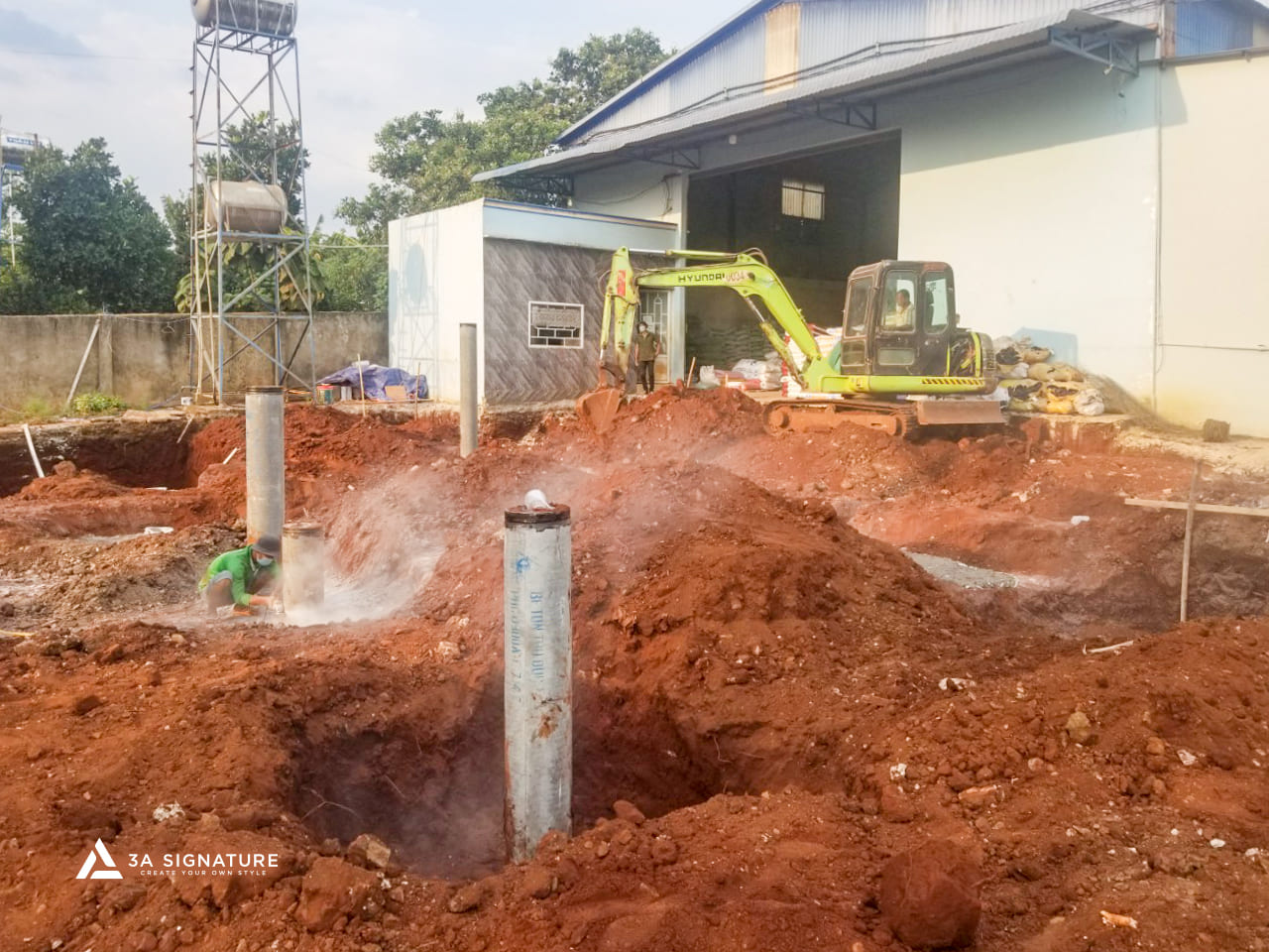 Giai Đoạn Ép Cọc Ly Tâm - Cập Nhật Thi Công Green Villa Thi công ép cọc ly tâm đại trà tại biệt thự Green Villa, với công nhân xử lý đầu cọc và máy móc hoạt động trên nền đất đỏ đã được đào tạo hố móng.