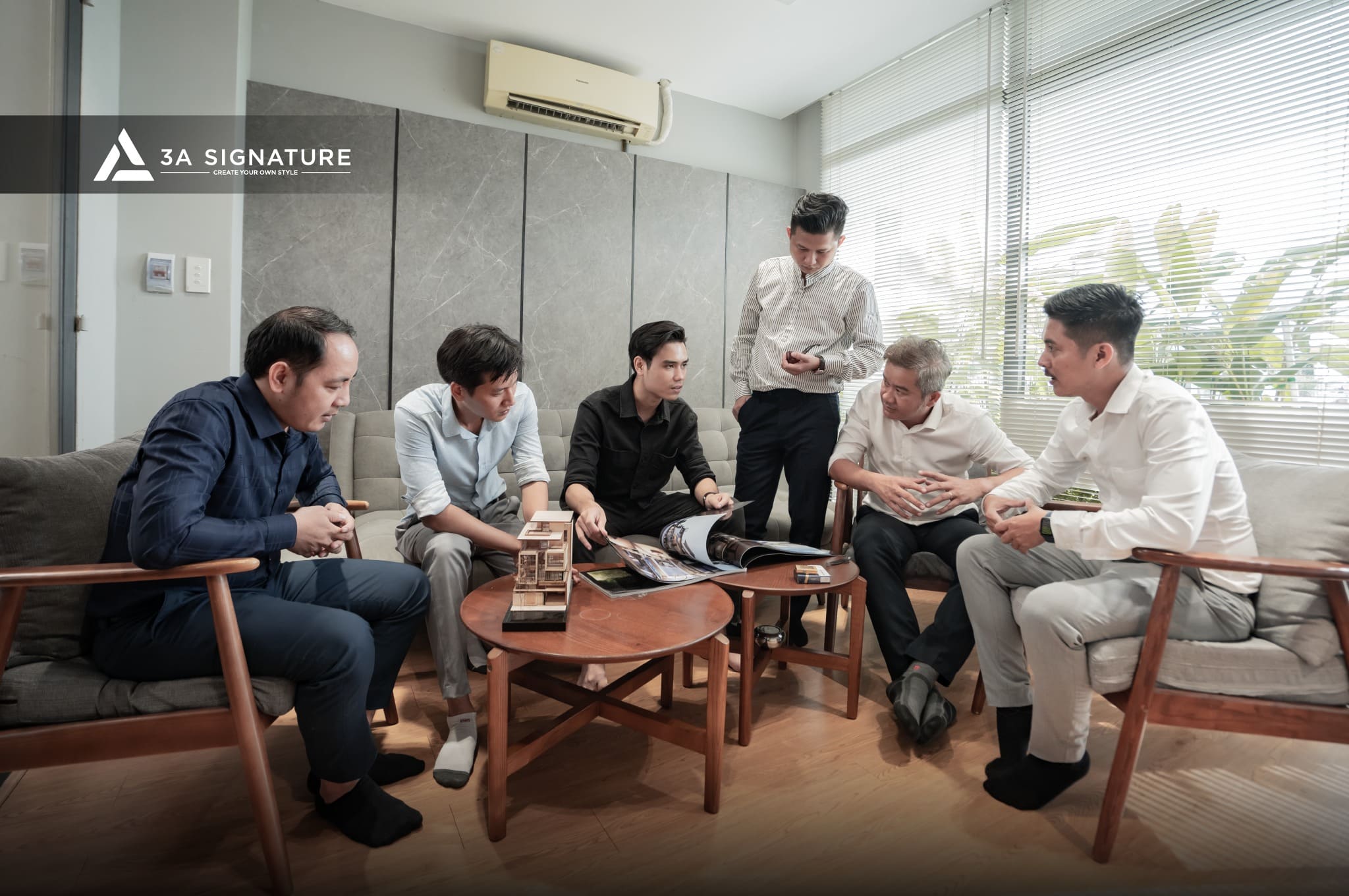 Giá Trị 3A Signature Mang Lại Cho Khách Hàng Qua Biệt Thự Modern Tropical Đội ngũ kiến trúc sư 3A Signature đang họp trong không gian sáng tự nhiên, thảo luận mô hình biệt thự Modern Tropical, thể hiện cam kết về thiết kế cá nhân hóa và sống xanh.