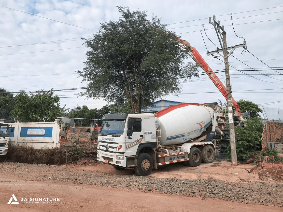 Thi Công Biệt Thự Green Villa – Giai Đoạn Đổ Bê Tông Móng Chuẩn Kỹ Thuật Xe bơm bê tông thi công đổ móng đà kiềng tại công trình biệt thự Green Villa theo thiết kế chuẩn kỹ thuật của 3A Signature.