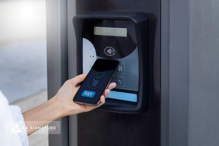 7 Yếu Tố Tạo Nên Hệ Sinh Thái Smarthome Tối Ưu Cho Biệt Thự Một người dùng điện thoại để xác thực tại thiết bị kiểm soát ra vào, minh họa tính năng an ninh trong hệ sinh thái smarthome biệt thự.