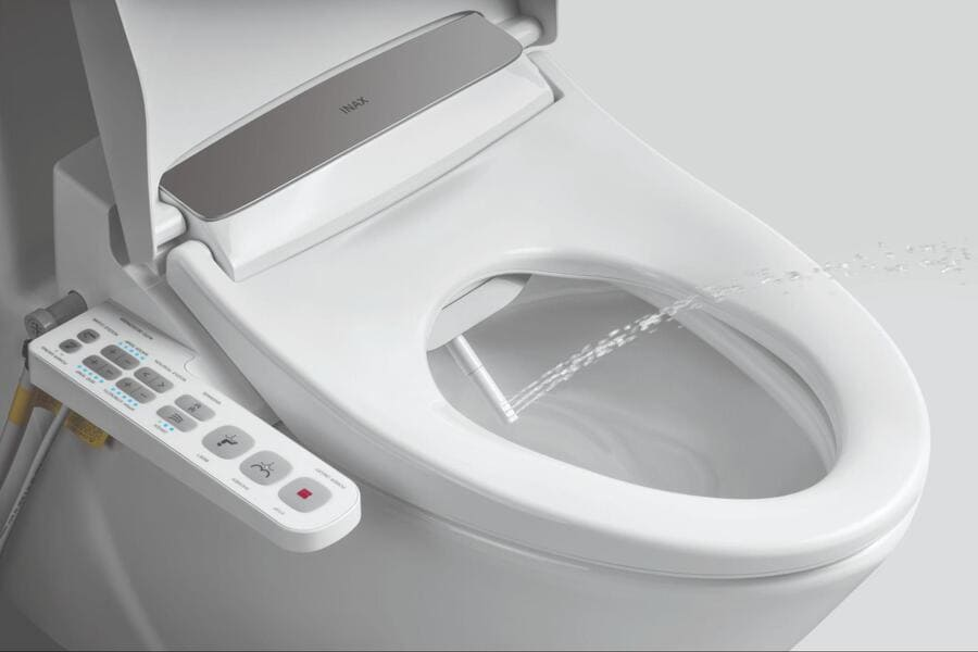 thiet-ke-nha-ve-sinh-thong-minh-bon-cau-tu-dong-voi-cam-ung-sen-tam-nho-nhiet-mang-den-trai-nghiem-tien-nghi-ve-sinh-va-thoai-mai-vuot-troi