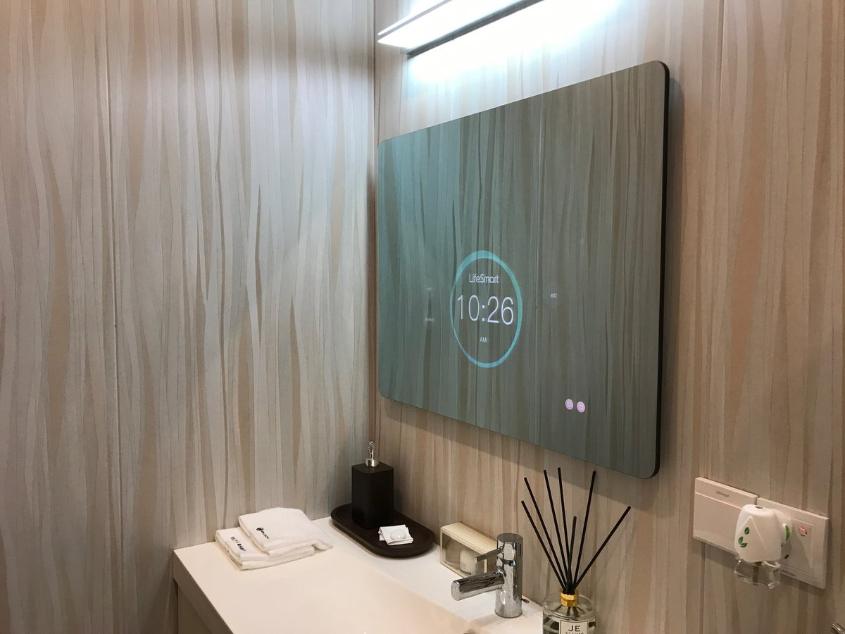 thiet-ke-nha-ve-sinh-thong-minh-guong-cam-ung-tich-hop-hien-thi-thoi-tiet-tin-tuc-ket-noi-bluetooth-mang-den-trai-nghiem-hien-dai-tien-nghi