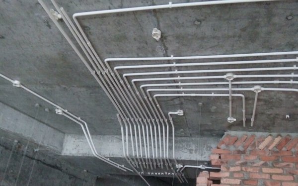 Xây Nhà Phần Thô - Nền Móng Của Mọi Giá Trị Kiến Trúc Bền Vững Hệ thống ống điện và ống nước âm tường được lắp đặt chuẩn xác trong quá trình xây nhà phần thô, giúp công trình an toàn, dễ bảo trì và đạt tính thẩm mỹ cao.