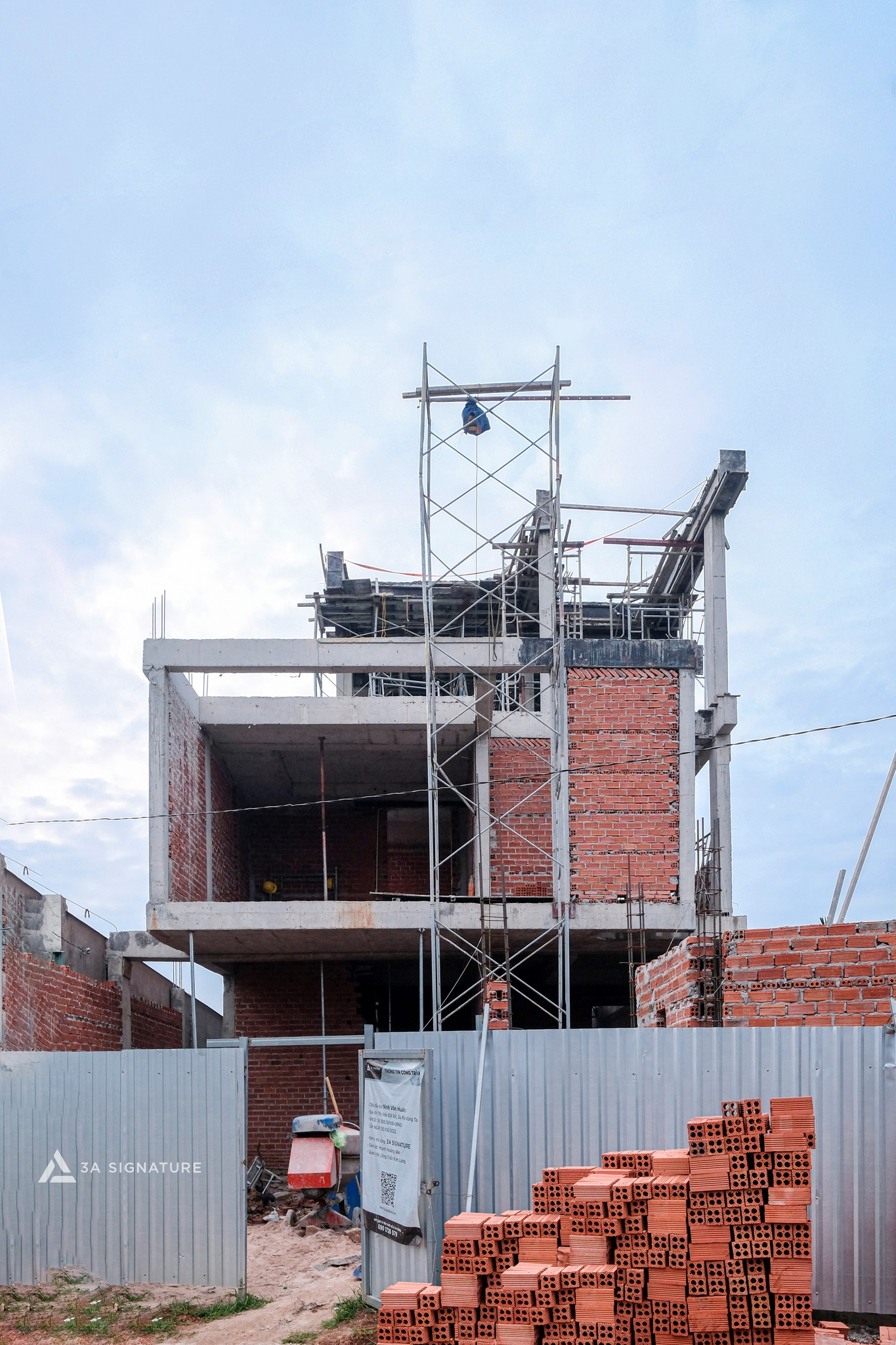 Xây Nhà Phần Thô - Nền Móng Của Mọi Giá Trị Kiến Trúc Bền Vững Hình ảnh công trình xây nhà phần thô đang thi công với hệ cột, dầm, sàn và tường gạch – minh chứng cho chất lượng và độ chính xác của 3A Signature.