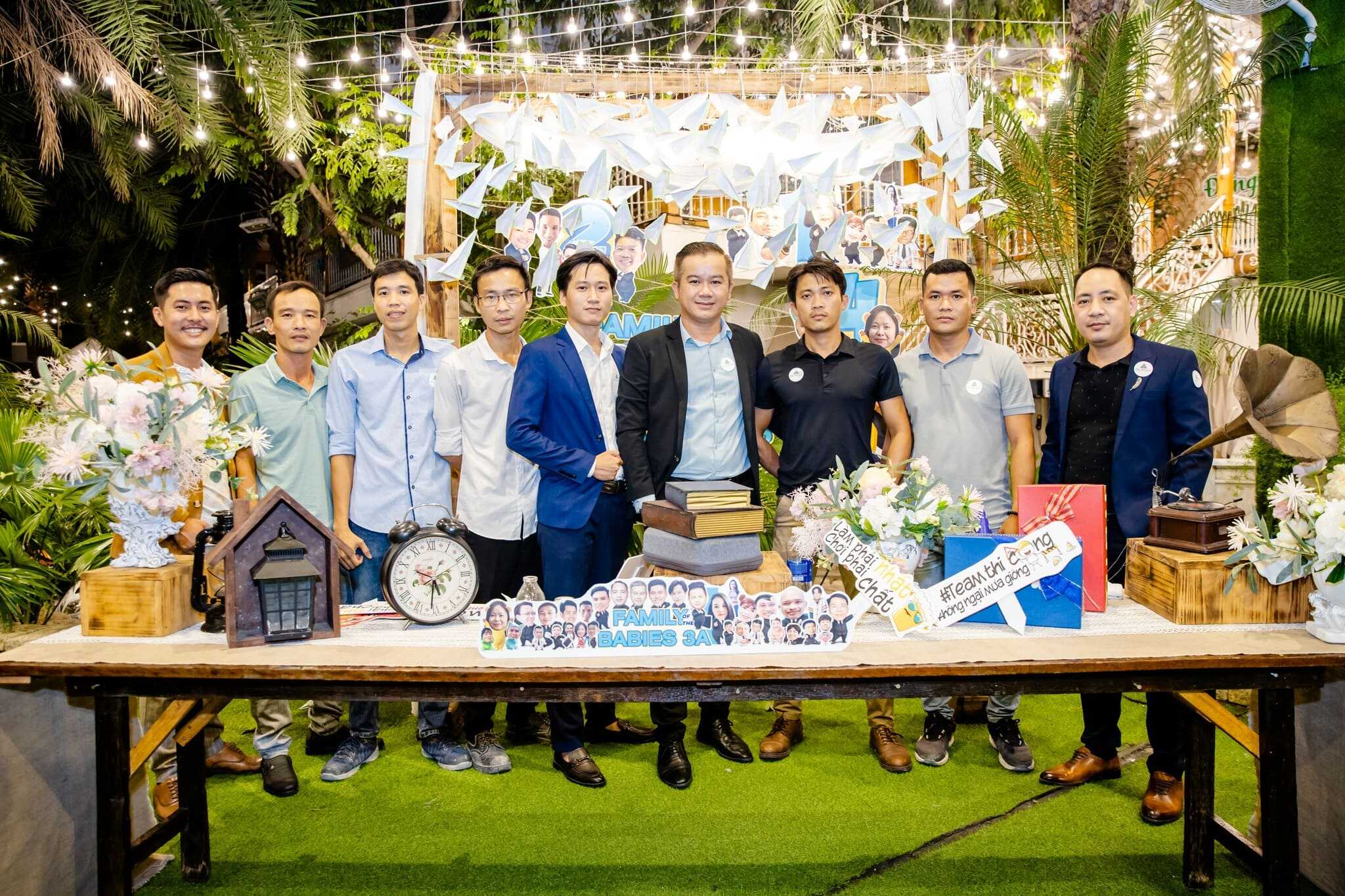Kỷ Niệm 5 Năm 3A Signature – Hành Trình Kiến Tạo Dấu Ấn Khách mời và nhân sự 3A Signature chụp ảnh lưu niệm trong sự kiện kỷ niệm 5 năm thành lập, thể hiện tinh thần tri ân và kết nối.