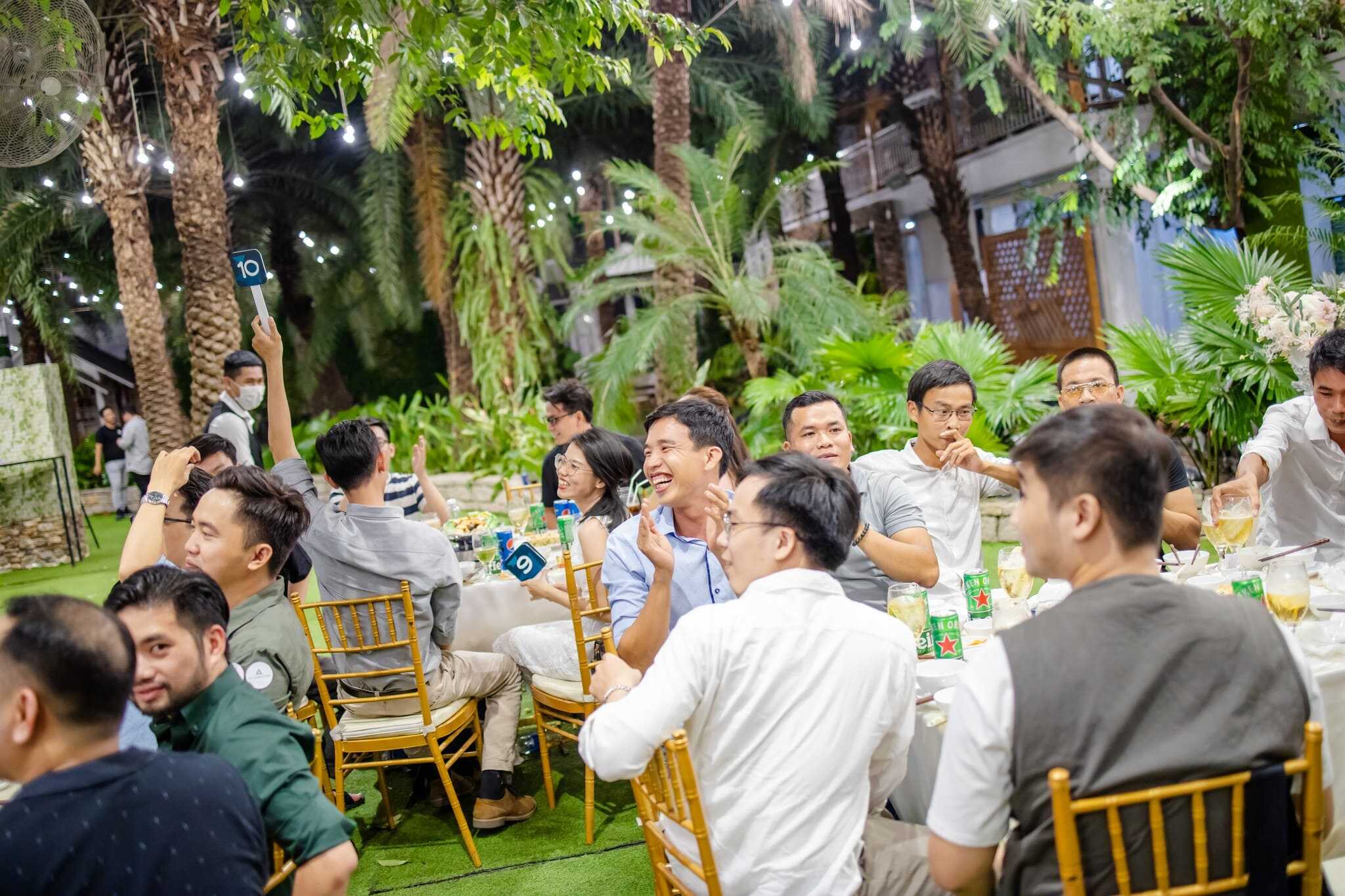 Kỷ Niệm 5 Năm 3A Signature – Hành Trình Kiến Tạo Dấu Ấn Khách mời và đội ngũ 3A Signature tham gia hoạt động giao lưu trong sự kiện kỷ niệm 5 năm tại không gian tiệc ngoài trời.