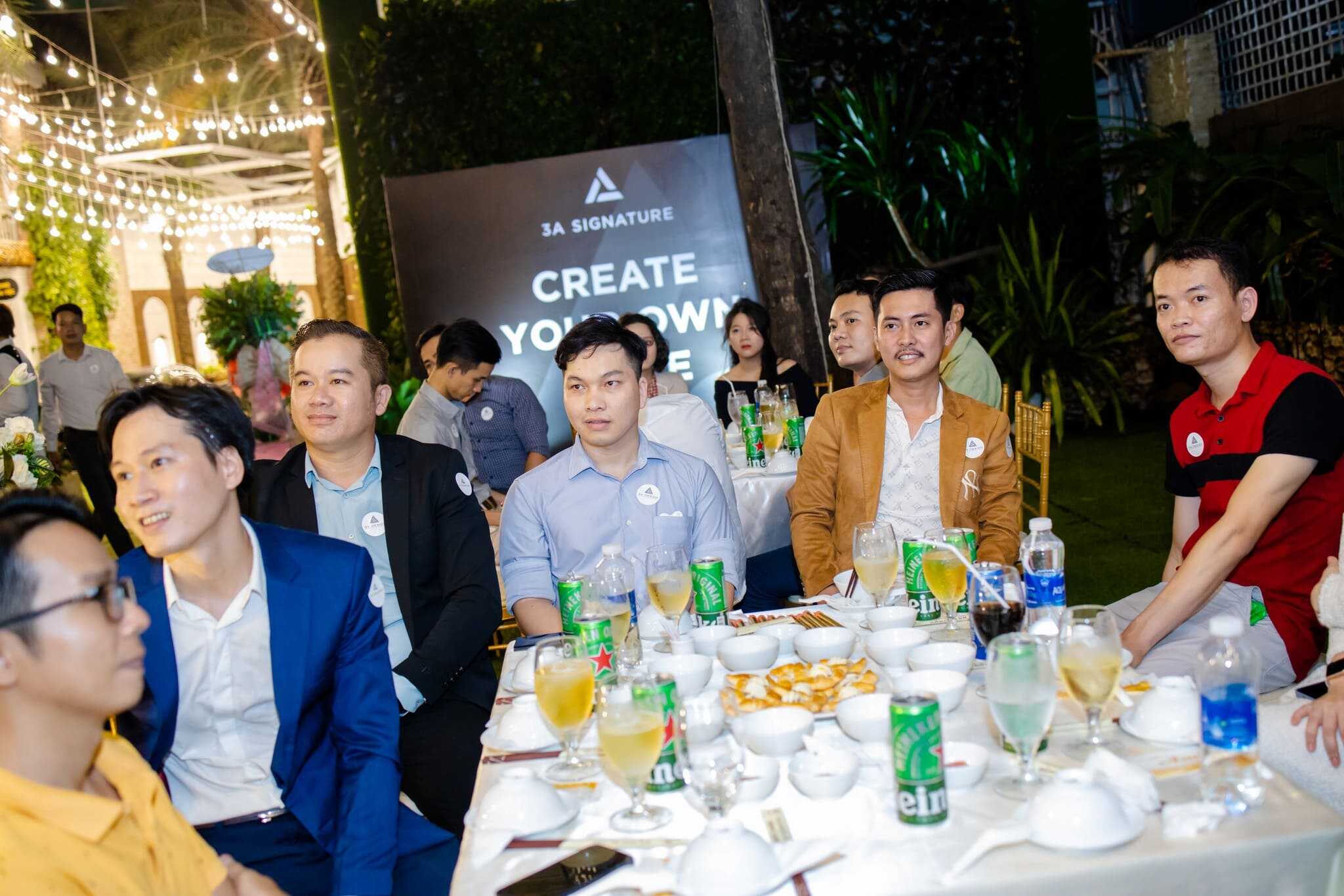 Kỷ Niệm 5 Năm 3A Signature – Hành Trình Kiến Tạo Dấu Ấn Nhân sự 3A Signature tham dự lễ kỷ niệm 5 năm, cùng nhau ngồi quanh bàn tiệc trong không gian sự kiện lung linh và trang trọng.