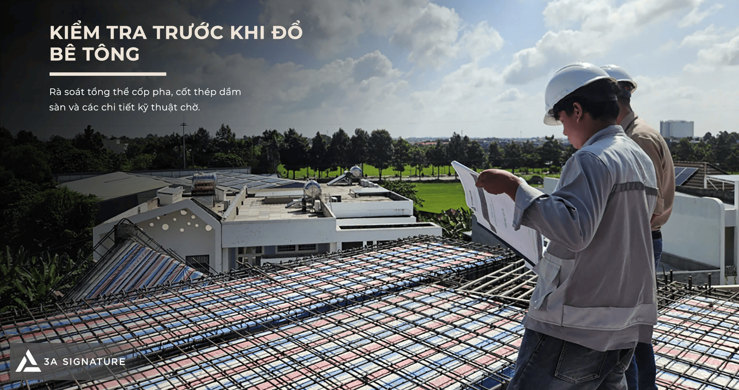 Hình ảnh kỹ sư kiểm tra cốp pha cốt thép Alchem Villa trên mặt bằng thi công, rà soát cao độ và hệ thép trước khi đổ bê tông.