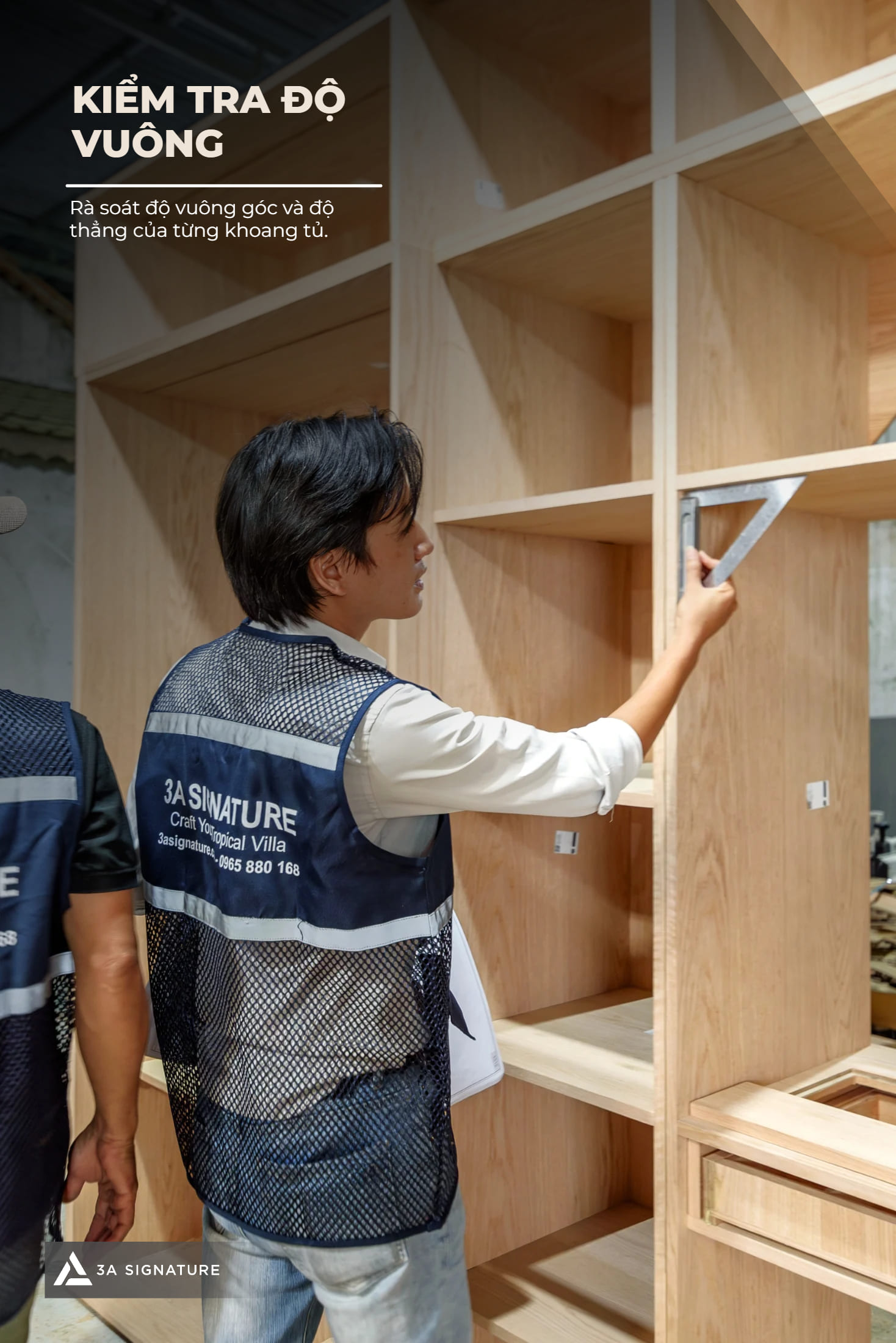Kiểm Tra Thi Công Nội Thất Tại Xưởng: Kiểm Soát Từ Hồ Sơ Sản Xuất Đến Thành Phẩm Hình ảnh kiểm tra thi công nội thất tại xưởng, sử dụng thước để kiểm tra độ vuông góc và độ thẳng của khoang tủ.