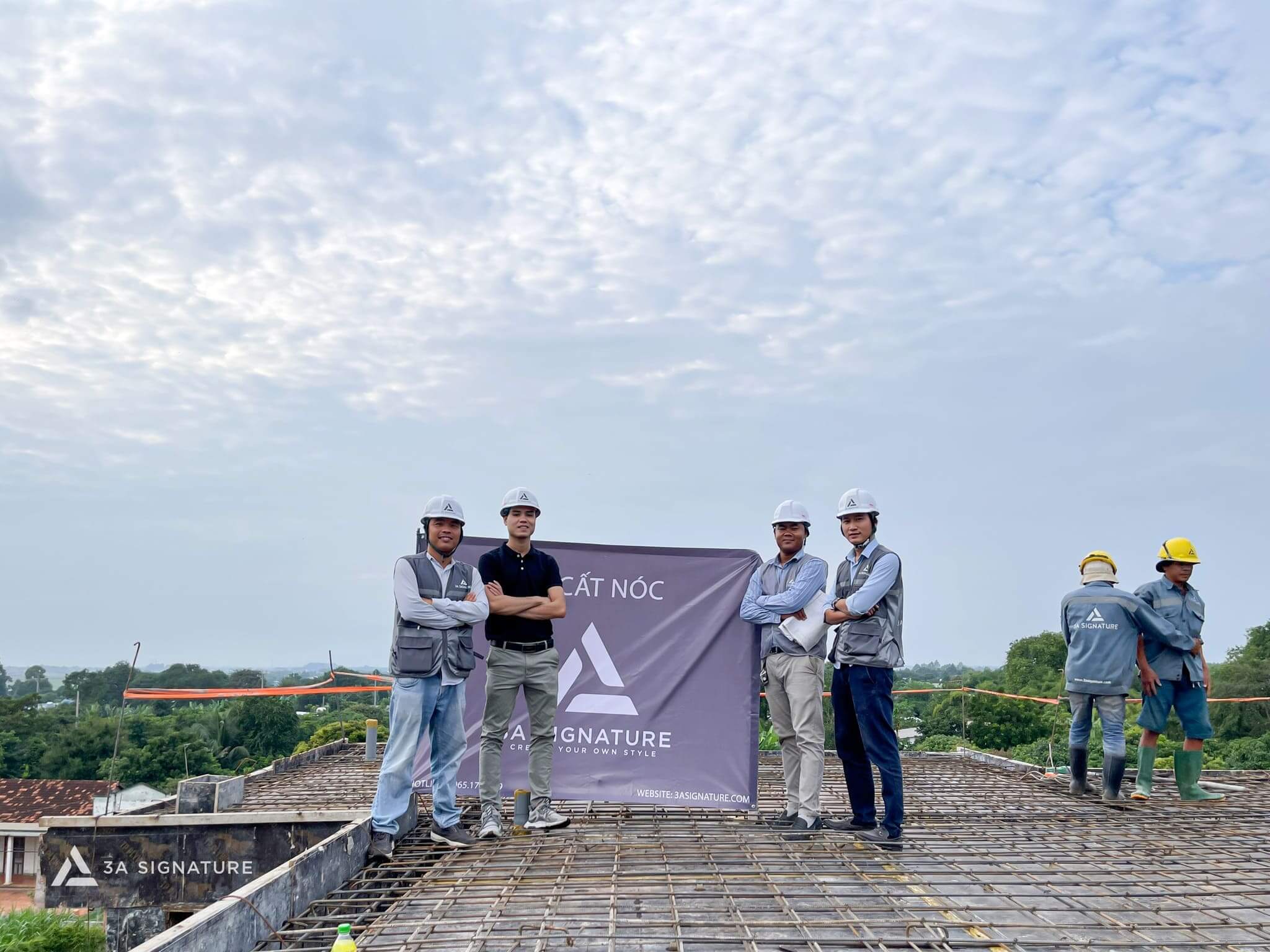 Đội ngũ 3A Signature tại tầng cao nhất công trình H-Villa, đánh dấu giai đoạn hoàn thiện sau khi kết thúc phần thô.