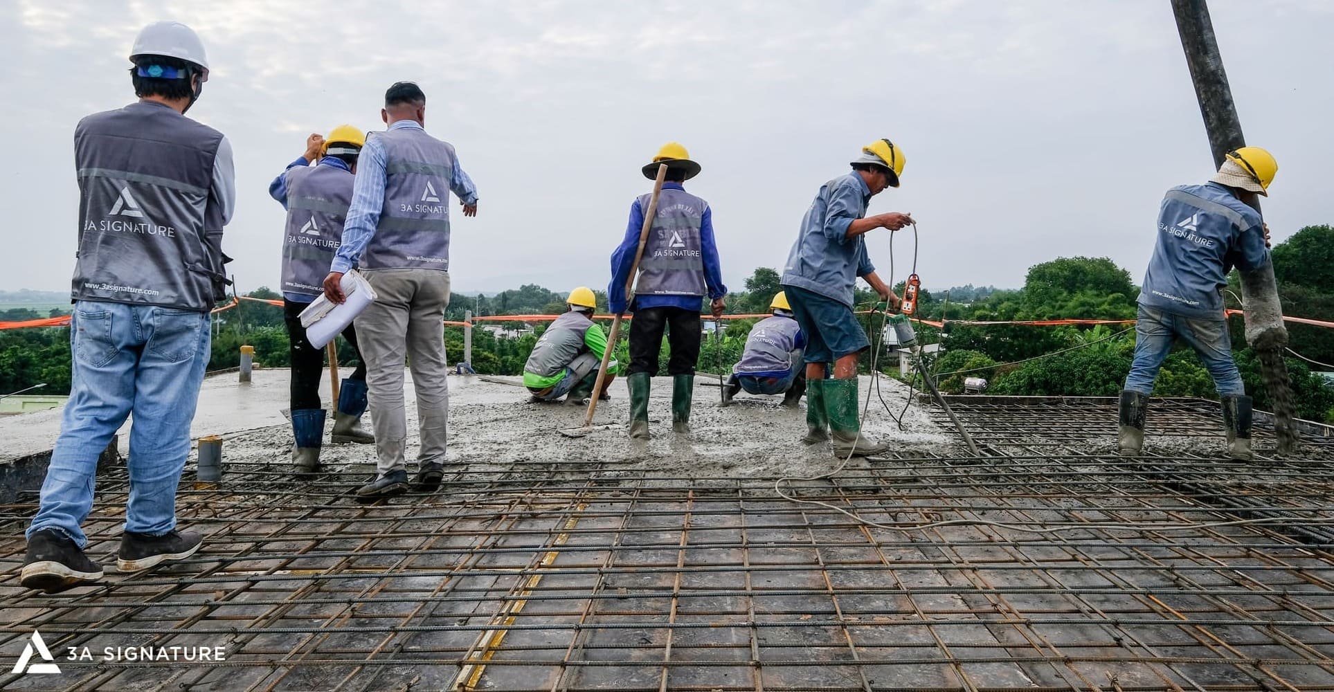 Xu Hướng Thiết Kế Biệt Thự, Villa Nghỉ Dưỡng 2025 – Sống Xanh, Nghỉ Dưỡng Tại Gia, Tạo Dựng Dấu Ấn Riêng Đội ngũ 3A Signature thi công đổ mái tầng thượng công trình H-Villa, đánh dấu hoàn tất phần kết cấu và bắt đầu giai đoạn hoàn thiện.