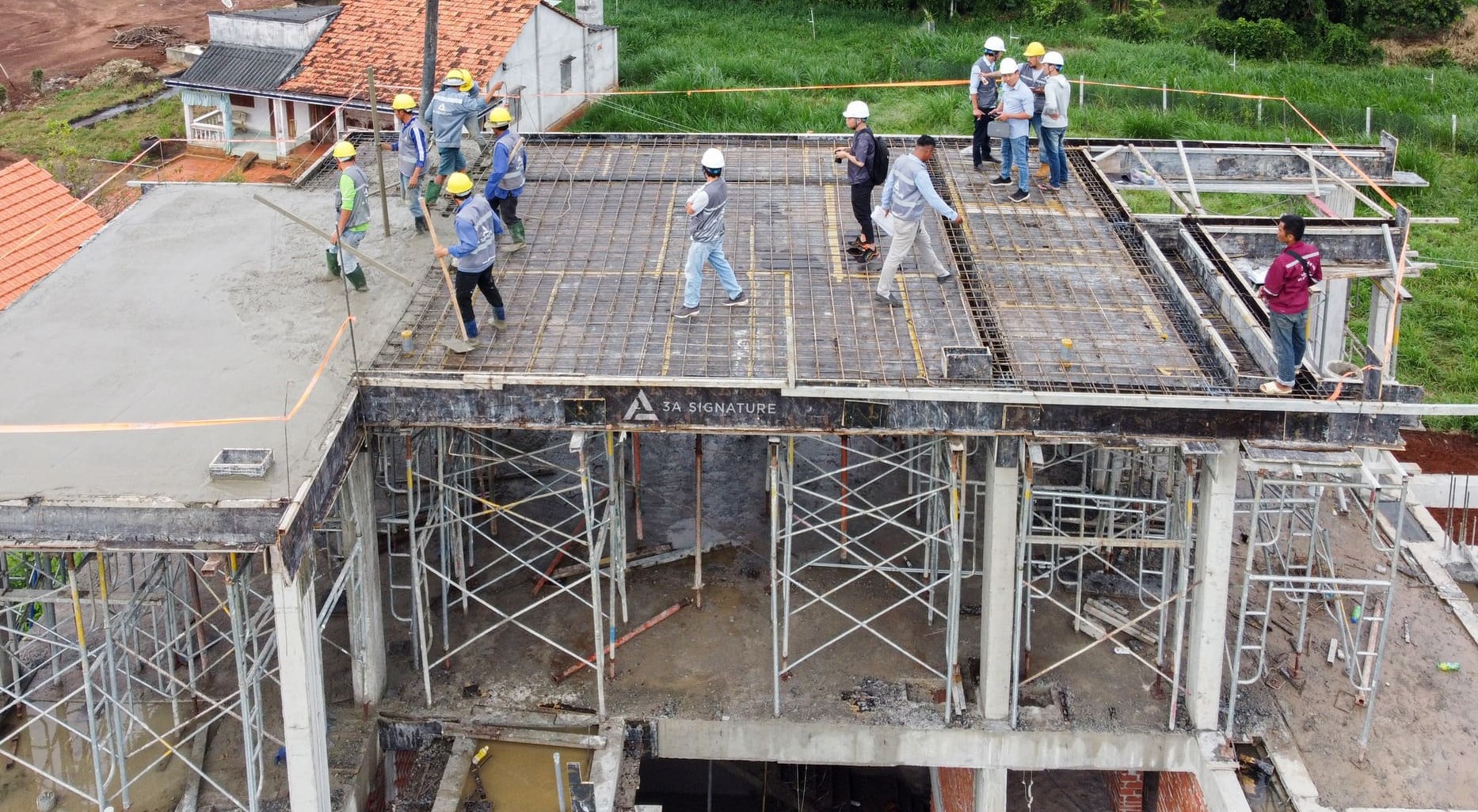 Xu Hướng Thiết Kế Thi Công Biệt Thự, Villa Trọn Gói – Đồng Bộ Hóa Không Gian Sống Tinh Tế Cho Tương Lai Toàn cảnh đội ngũ 3A Signature thi công và giám sát quá trình đổ mái tầng cao nhất công trình H-Villa.